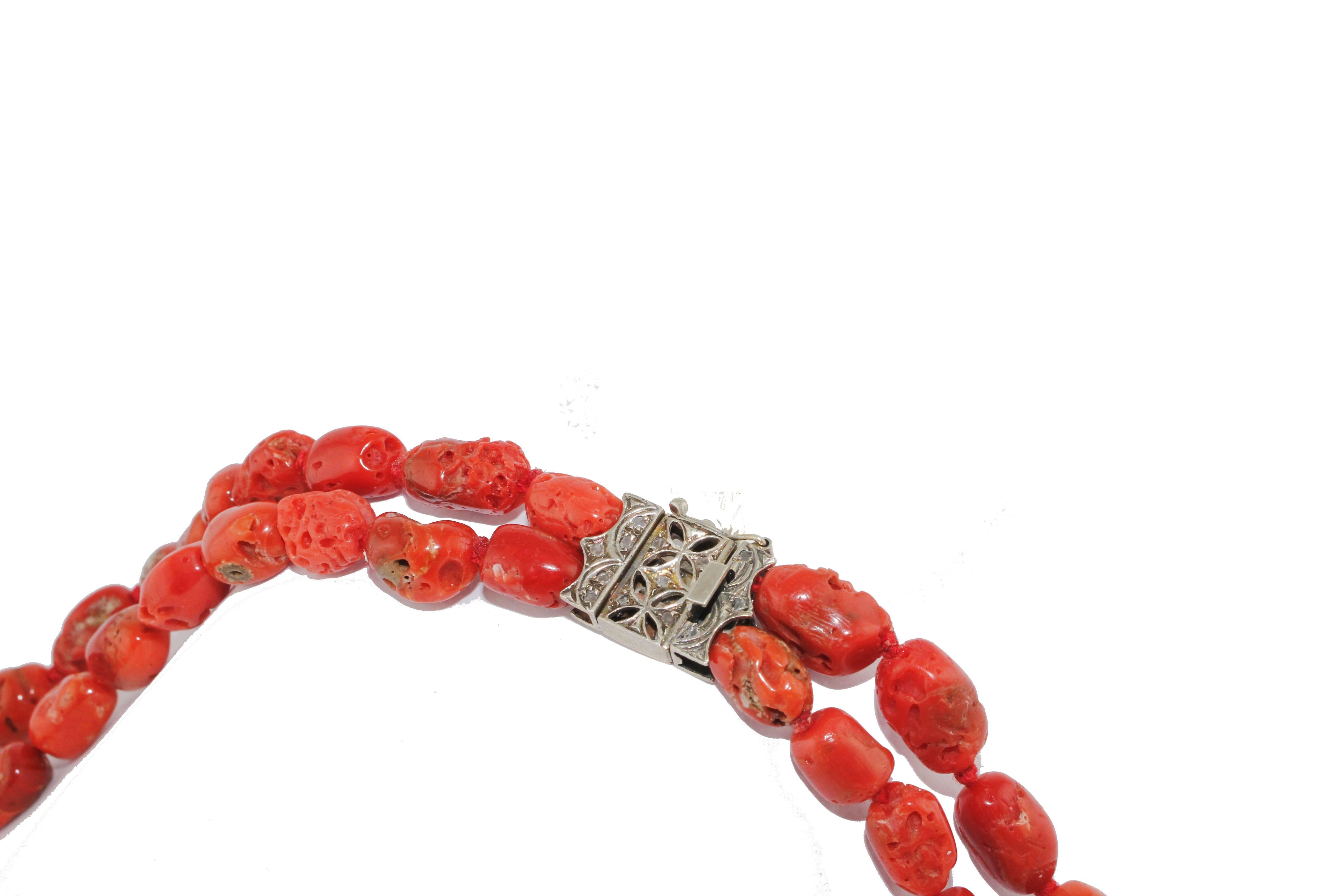 Doppelreihige Halskette aus Rote Korallenreihen, Diamanten, Roségold und Silber (Retro) im Angebot