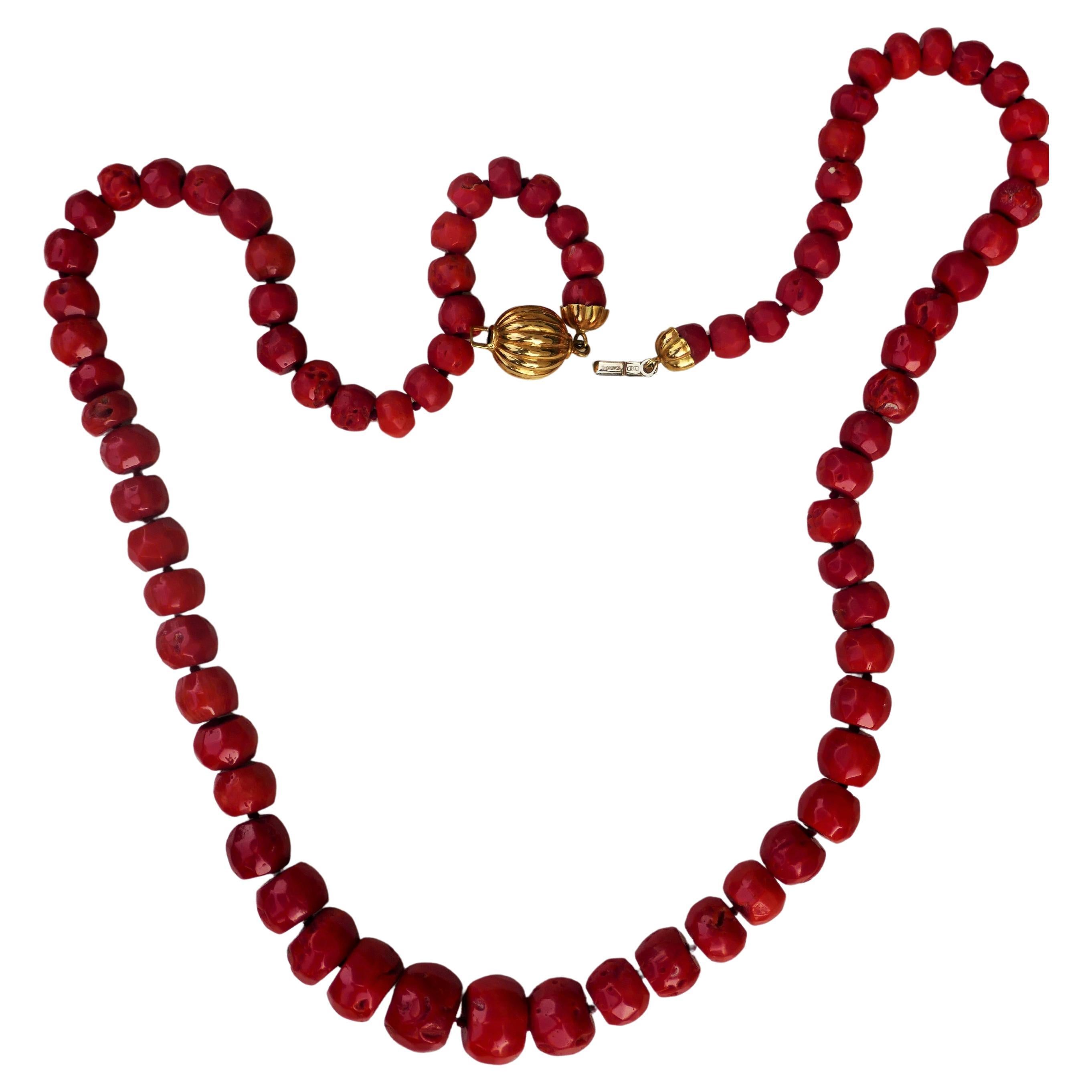 Organique Collier de corail avec monture en or. en vente