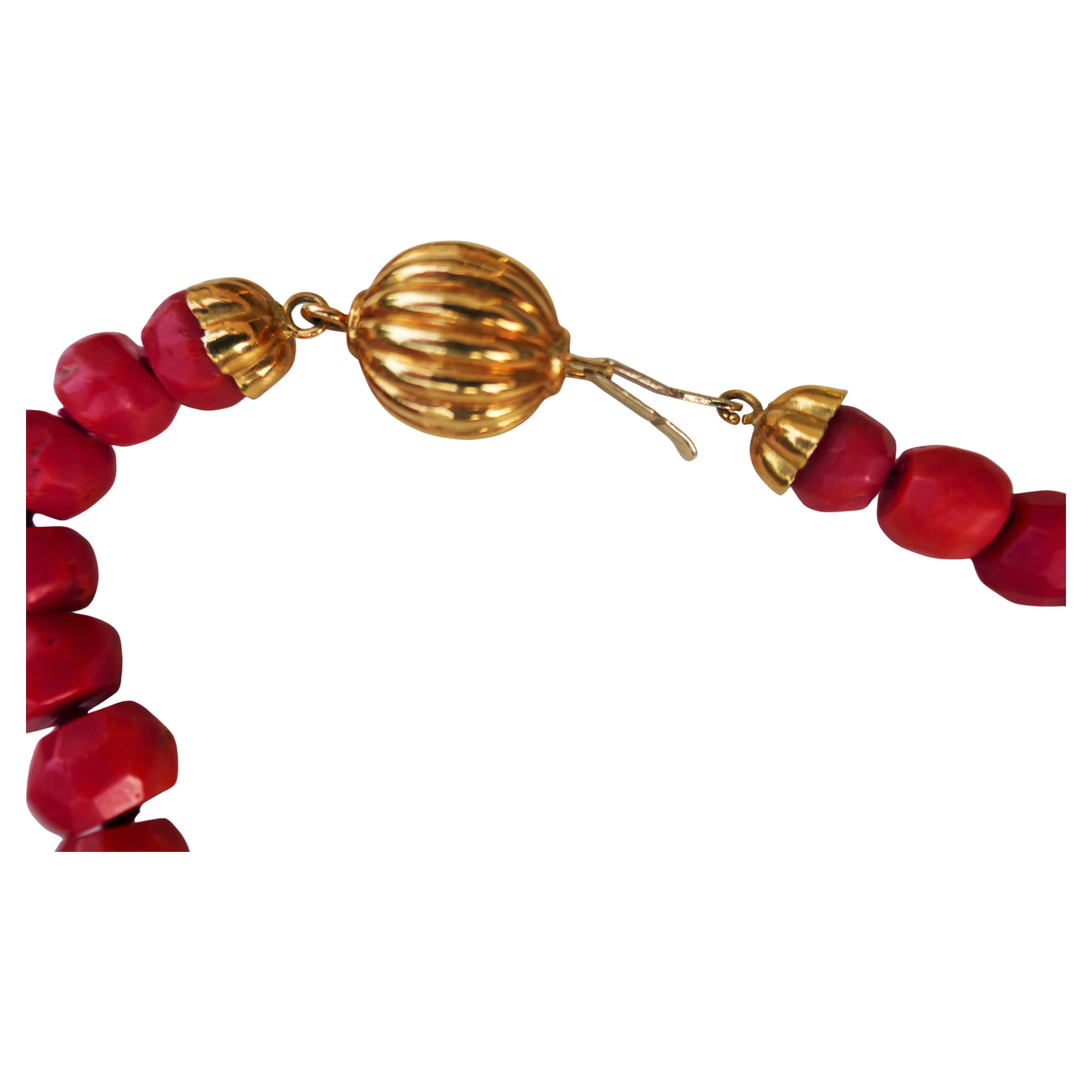 Fait main Collier de corail avec monture en or. en vente