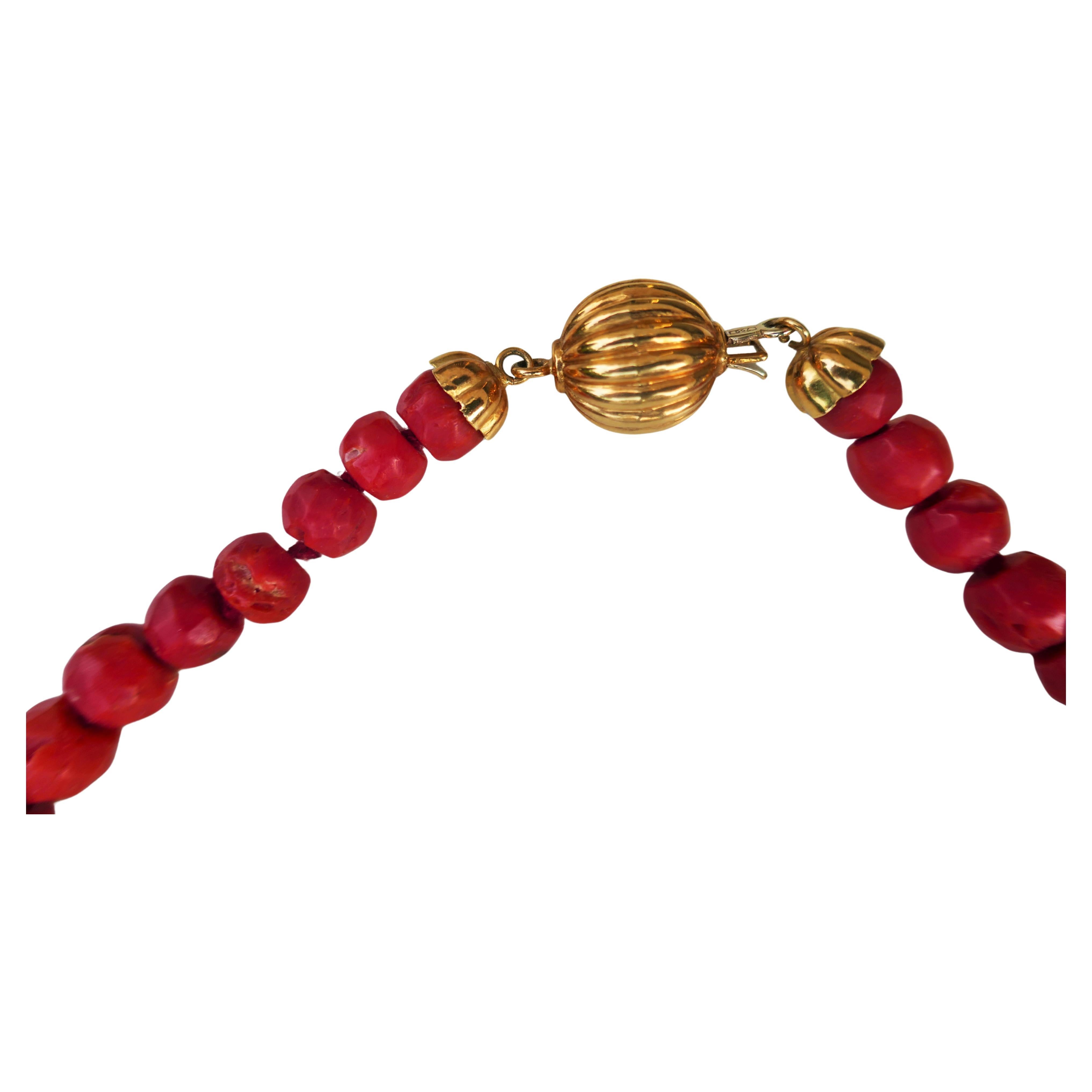 Collier de corail avec monture en or. Bon état - En vente à Lugo, IT