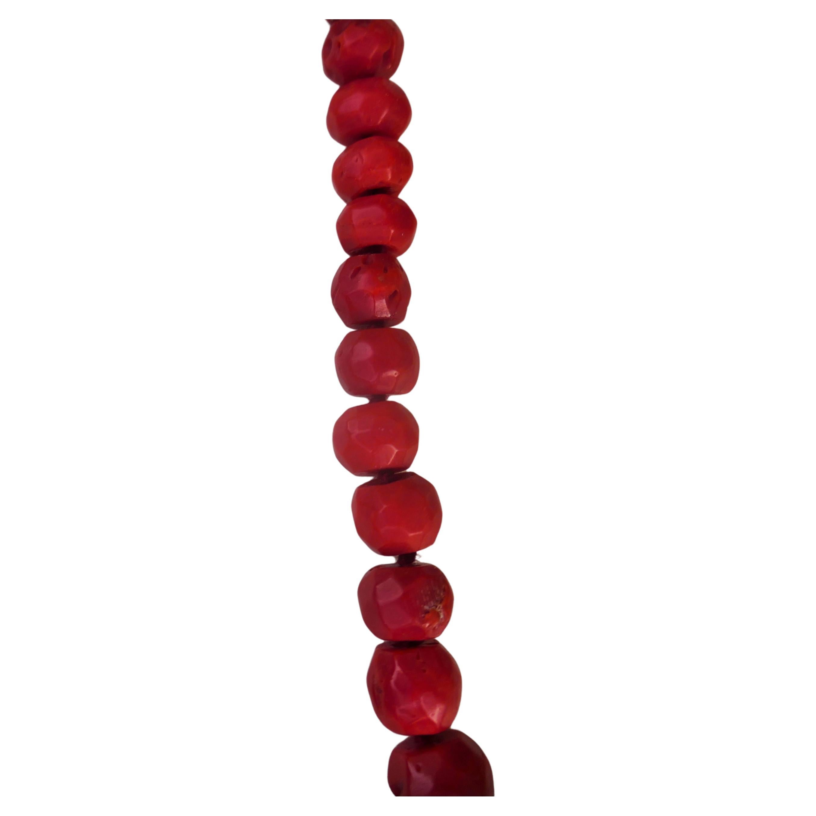 Or Collier de corail avec monture en or. en vente