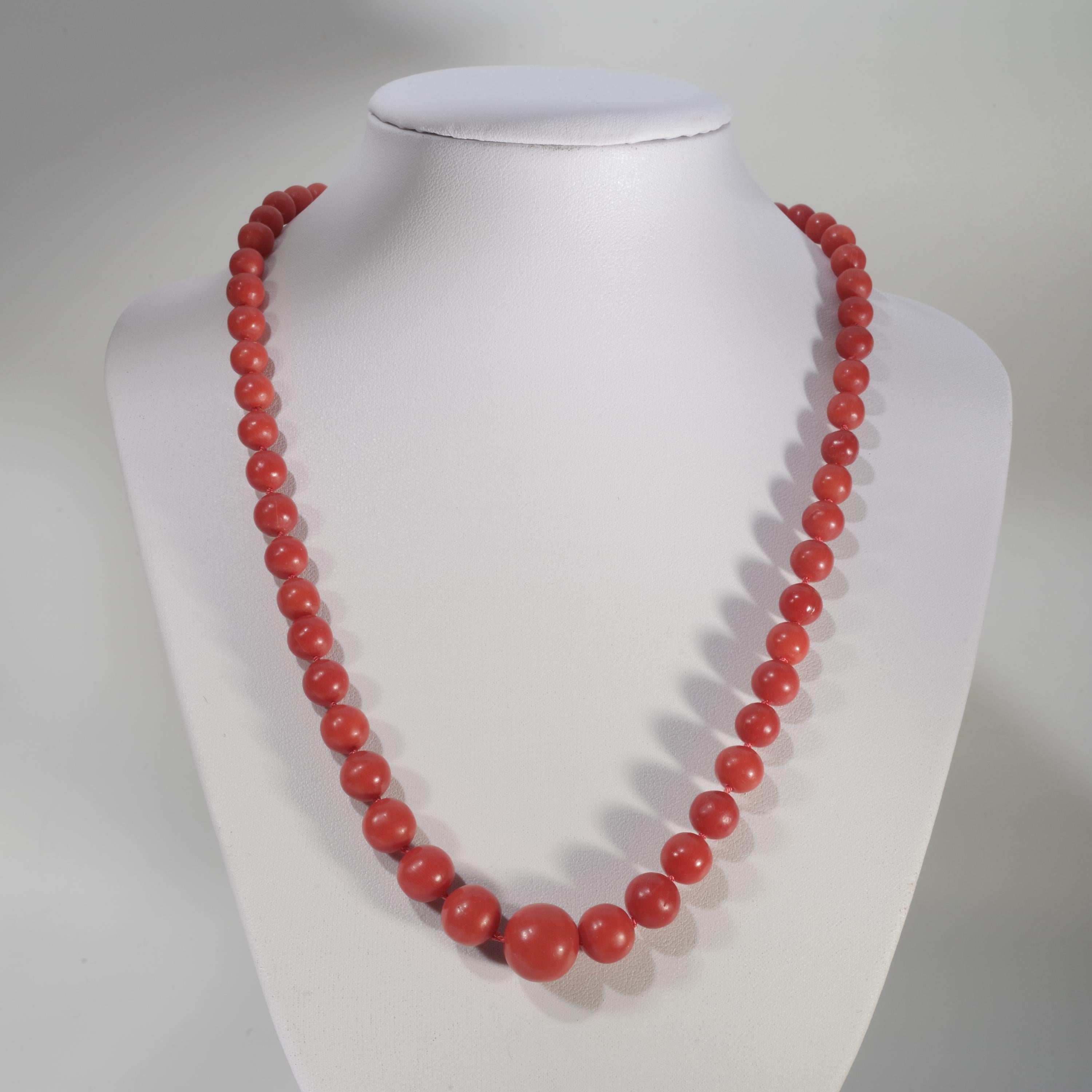 Coral Necklace with Jade Clasp, circa 1960s In Good Condition In Southbury, CT