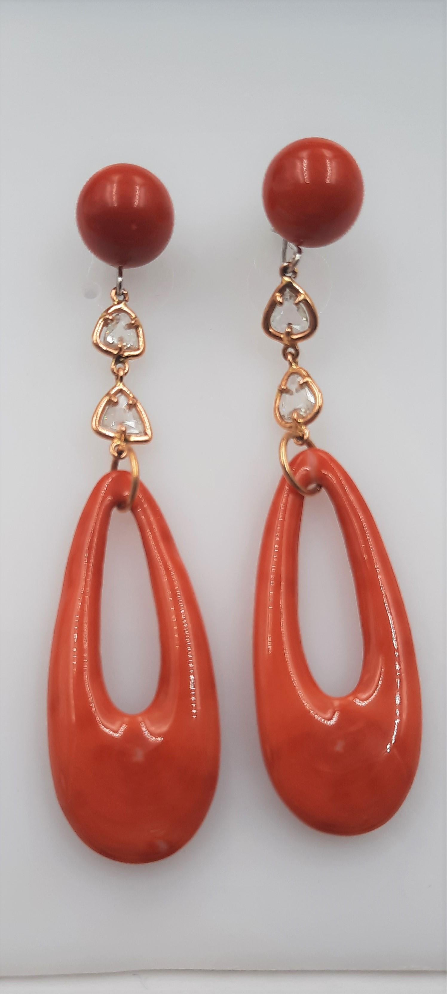Very particular coral (16 grams), antique cut diamond (0.82 carats) and 18 carats yellow gold (4.1 grams) dangle earrings.