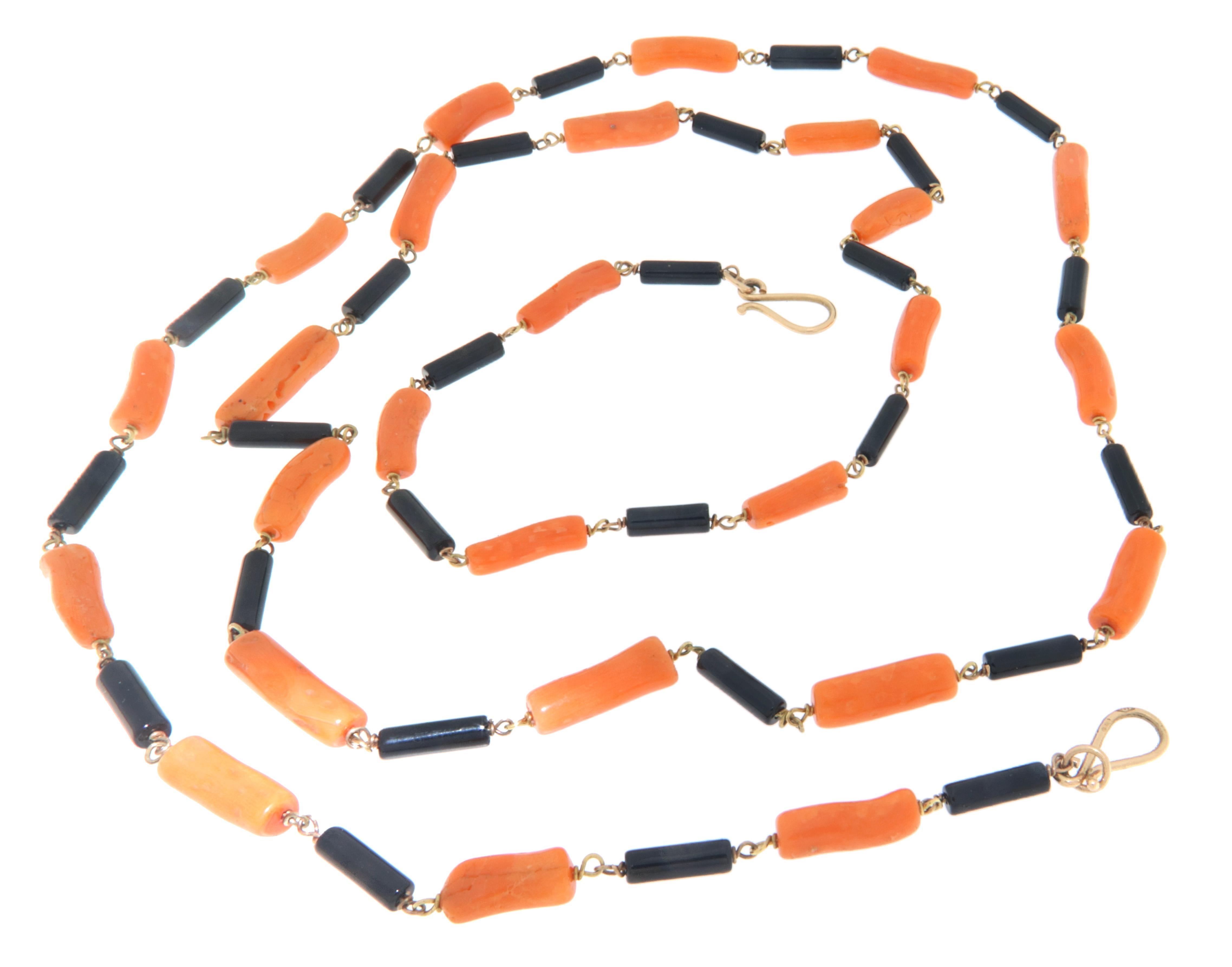 Una splendida collana realizzata con materiali di alta qualità, che unisce il calore del corallo, l'eleganza dell'onice e la brillantezza dell'oro giallo a 14 carati. Questo gioiello si distingue per la sua composizione unica: l'alternanza di