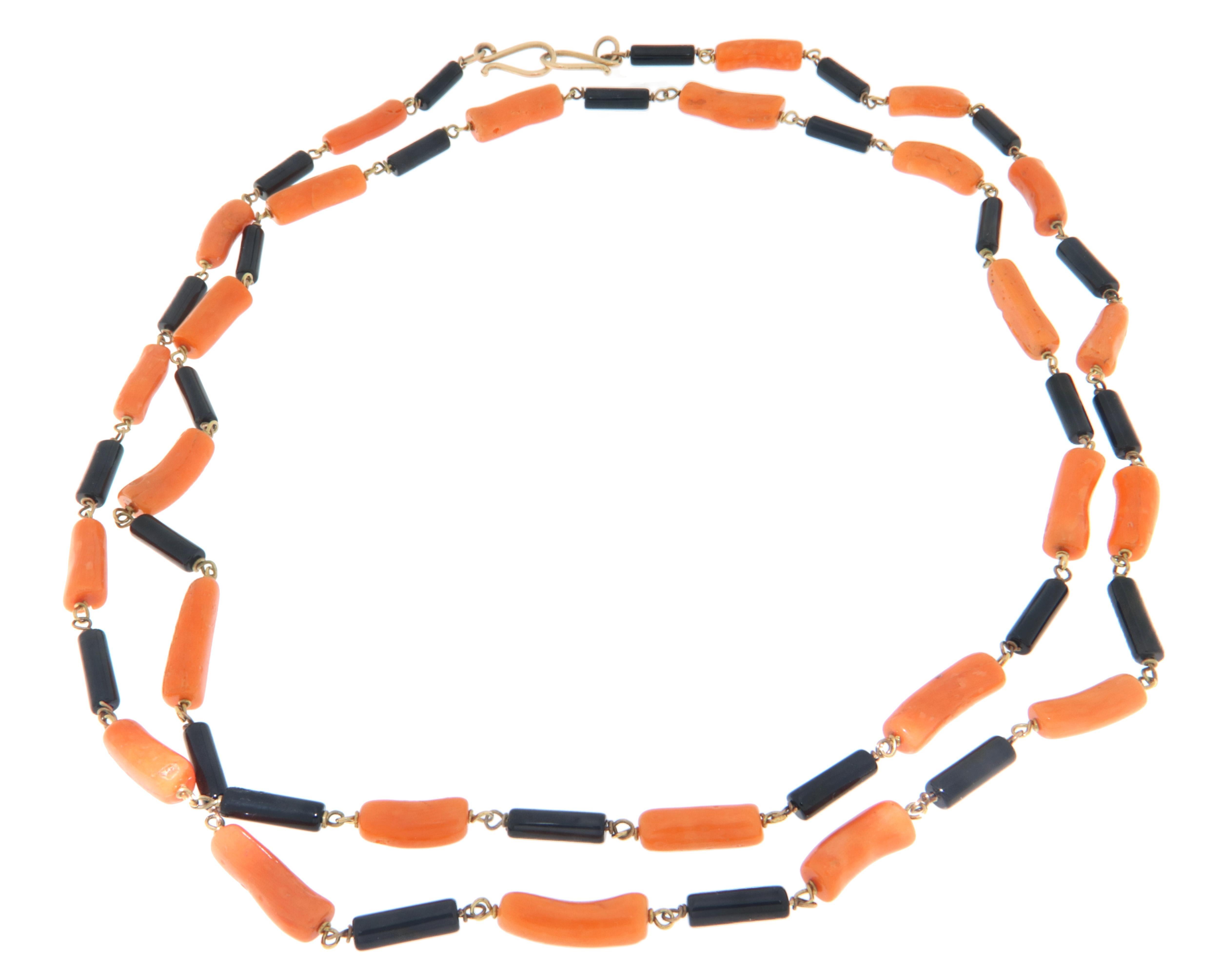 Artigiano Collana a catena in oro giallo 14 carati con corallo e onice in vendita