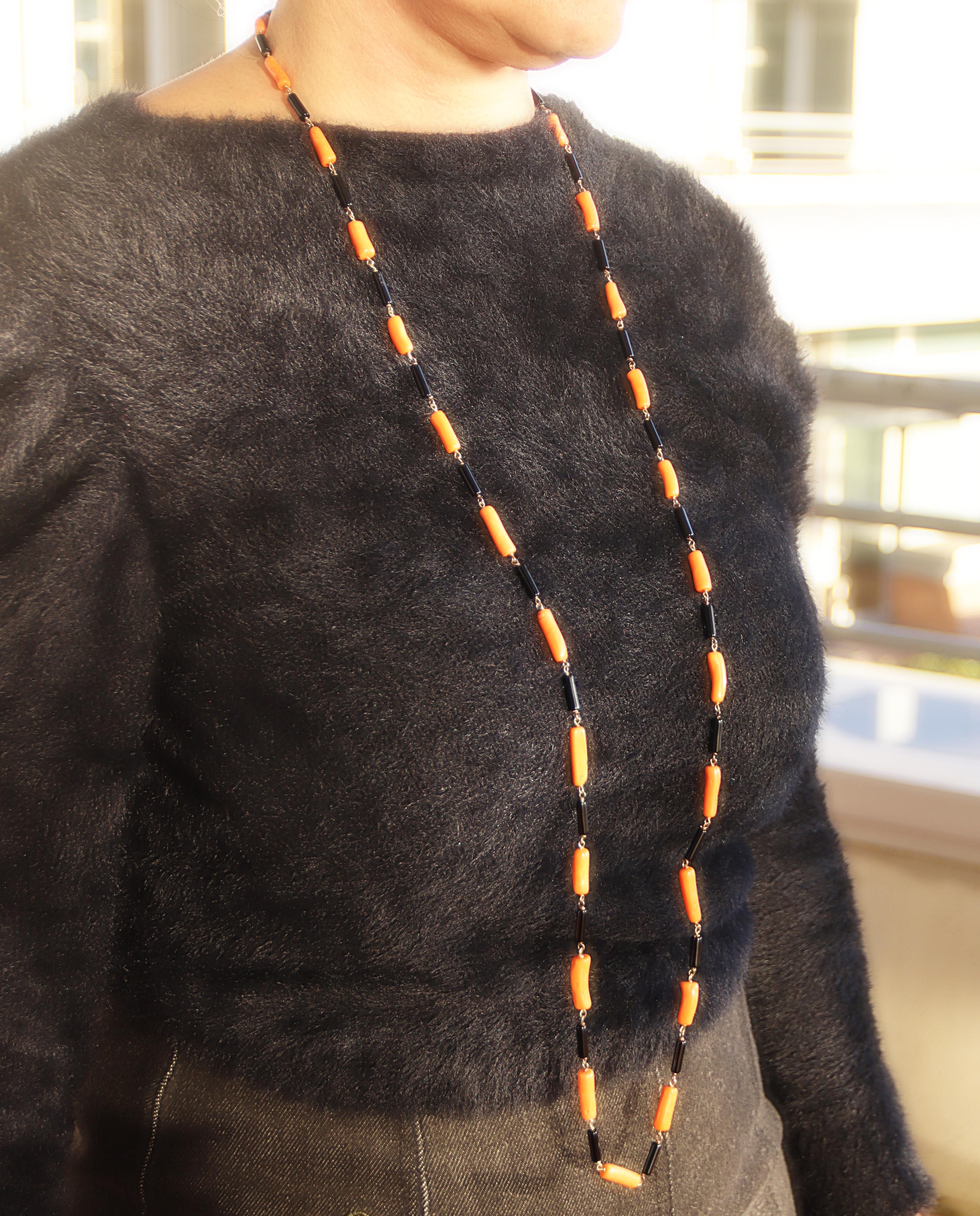 Collana a catena in oro giallo 14 carati con corallo e onice in vendita 2