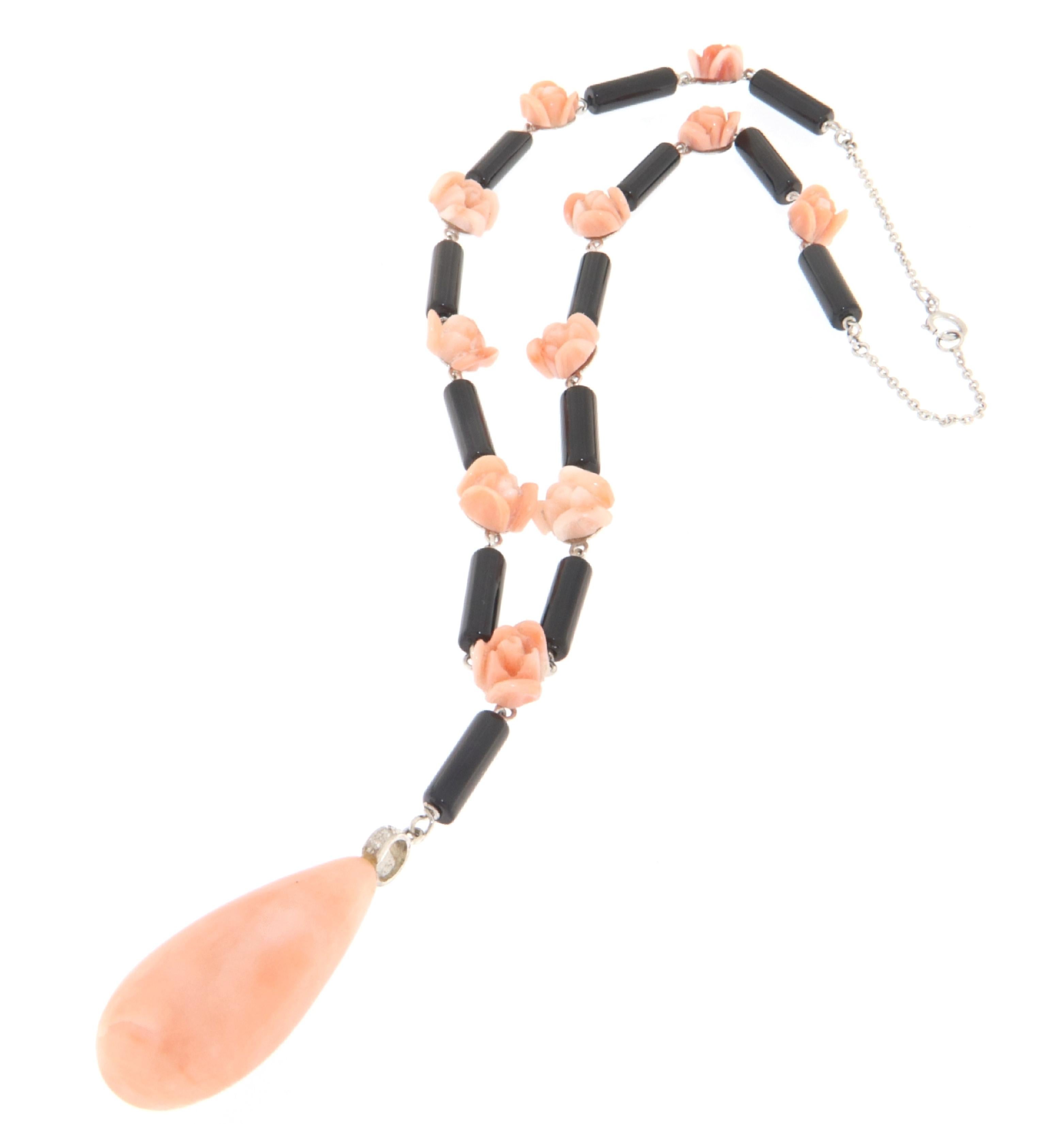 Artigiano Collana con ciondolo in oro bianco 18 carati con corallo e onice in vendita