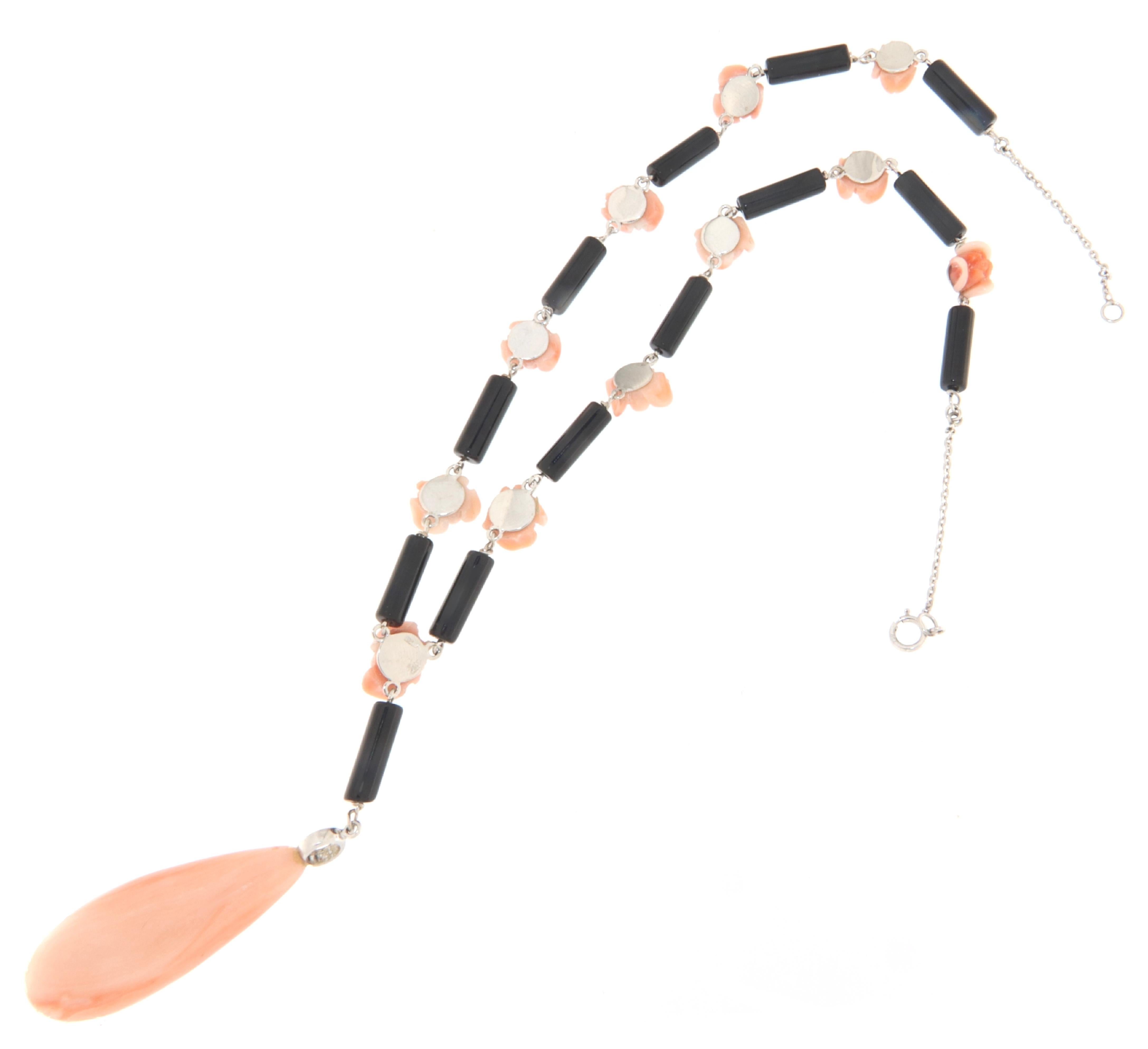 Collana con ciondolo in oro bianco 18 carati con corallo e onice In condizioni Nuovo in vendita a Marcianise, IT