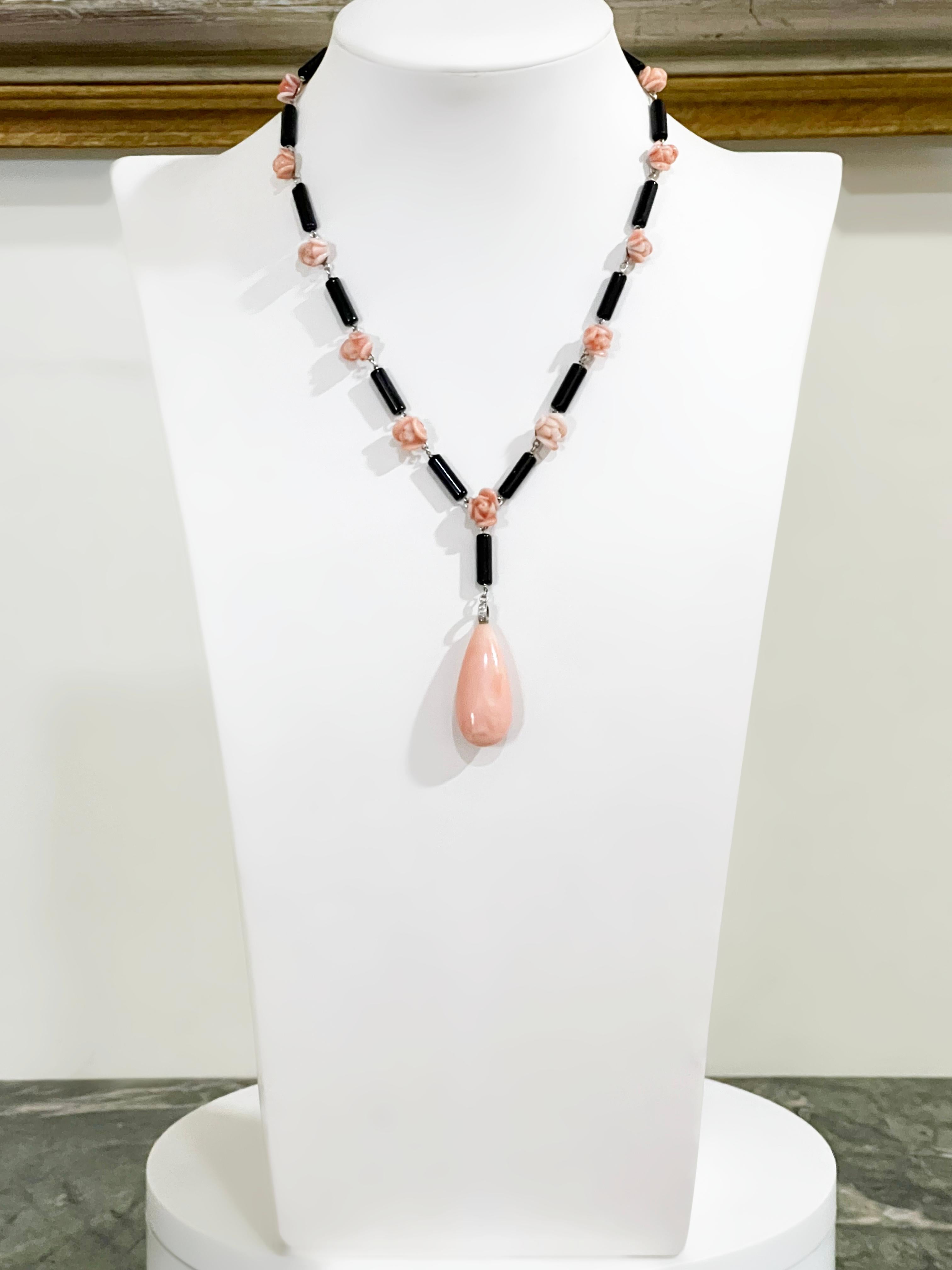 Collana con ciondolo in oro bianco 18 carati con corallo e onice in vendita 1