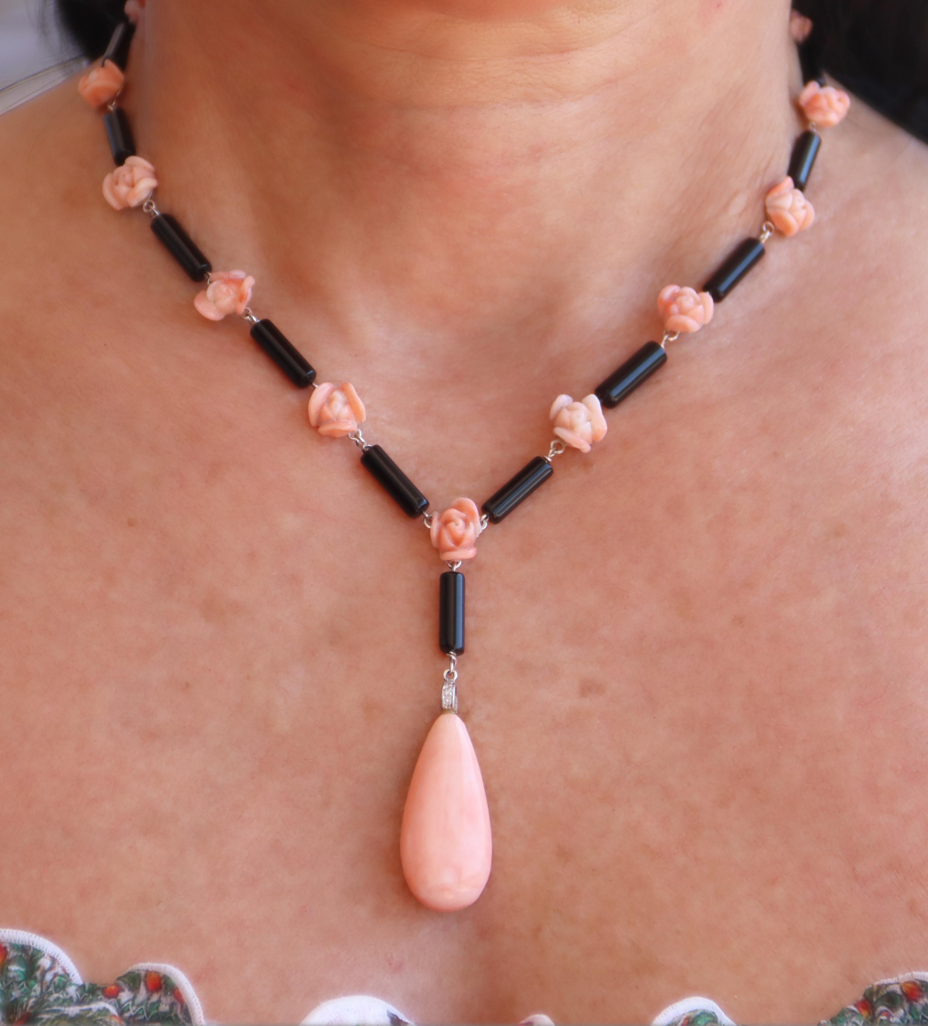 Collana con ciondolo in oro bianco 18 carati con corallo e onice in vendita 3