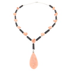 Collier pendentif en or blanc 18 carats, corail et onyx