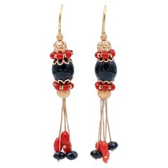 Pendientes Colgantes de Coral, Ónix y Oro Amarillo de 18 Kilates