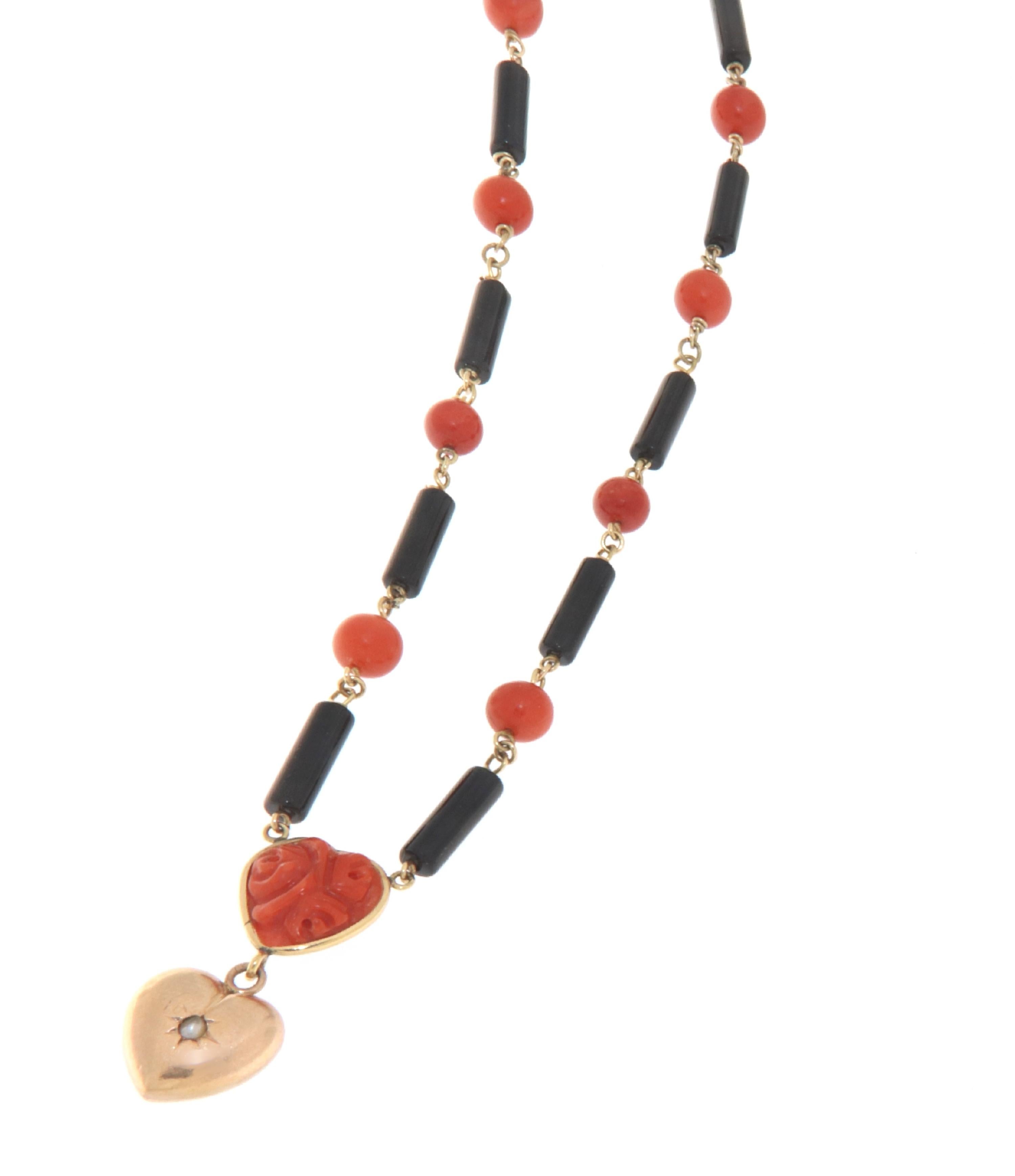 This exquisite necklace in 18-karat yellow gold is a striking assembly of elegance and natural charm. It features a harmonious arrangement of lustrous natural coral beads interspersed with sleek onyx barrels, creating a sophisticated contrast of