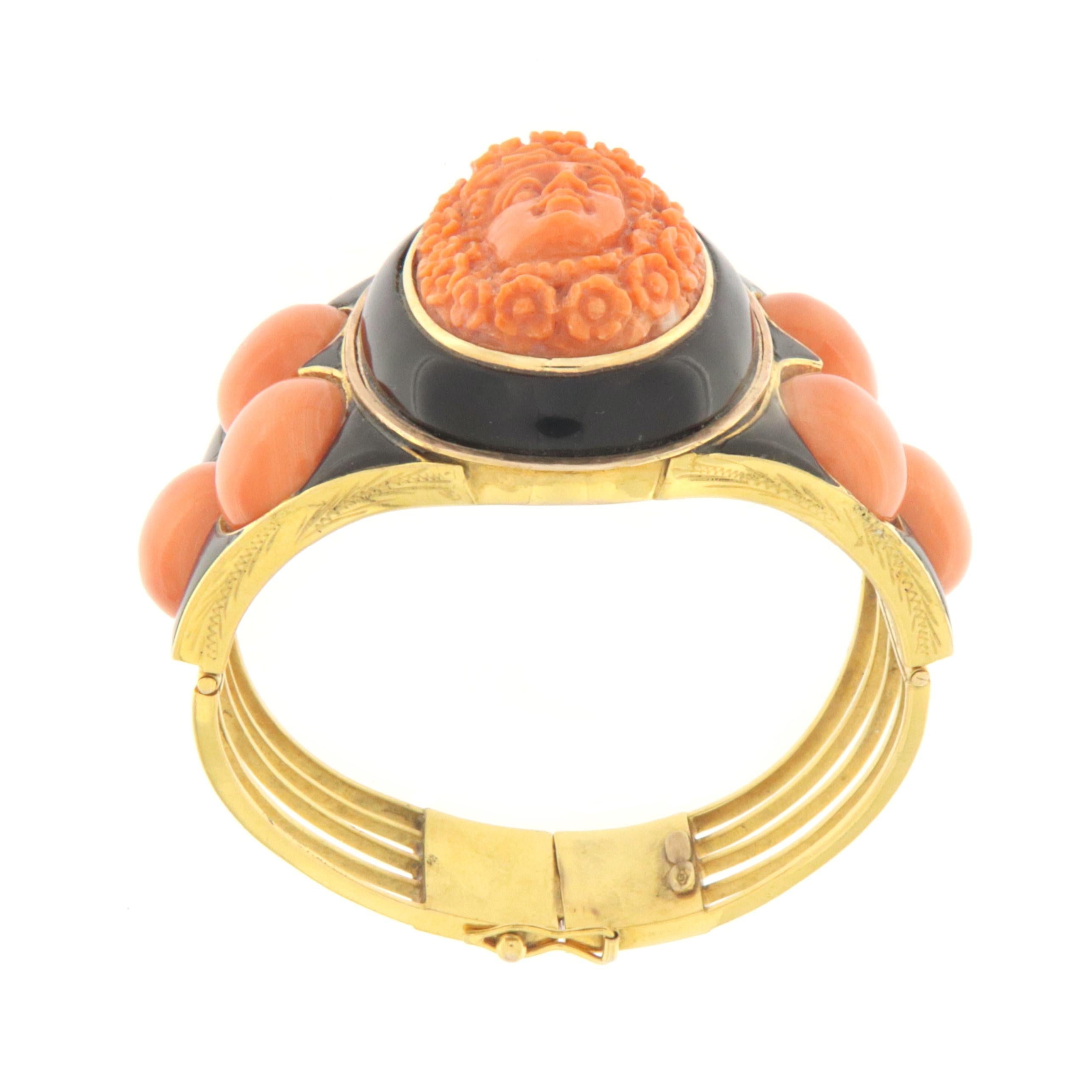 Uncut Coral Onyx 9 Karat Yellow Gold Bangle Bracelet For Sale