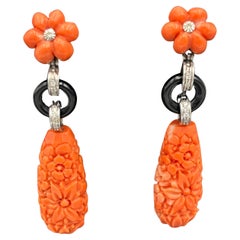 Dangly Ohrringe aus Koralle, Onyx und Diamanten