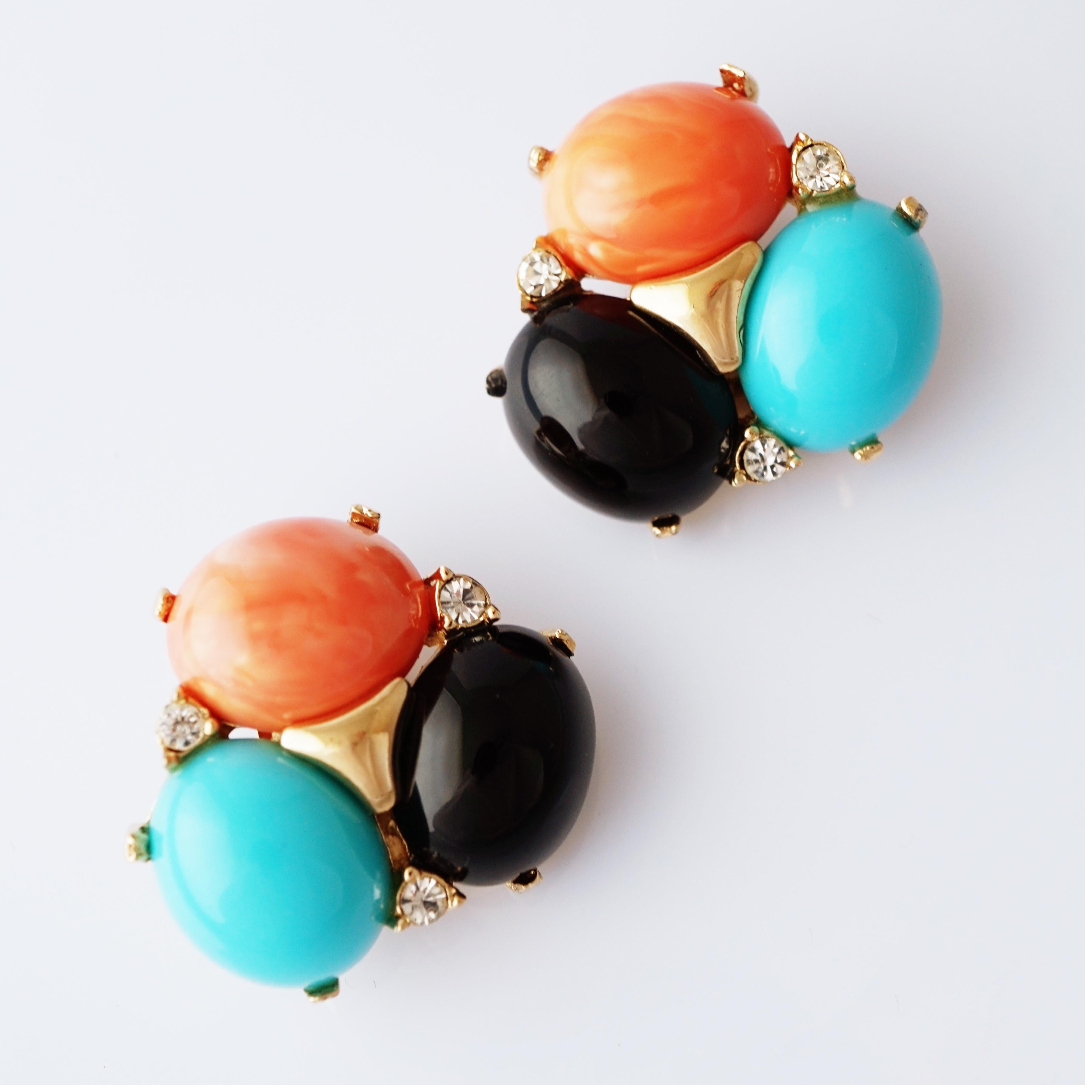 Pendientes con cabujón de coral, ónix y turquesa, Ciner, años 80 en Bueno estado para la venta en McKinney, TX