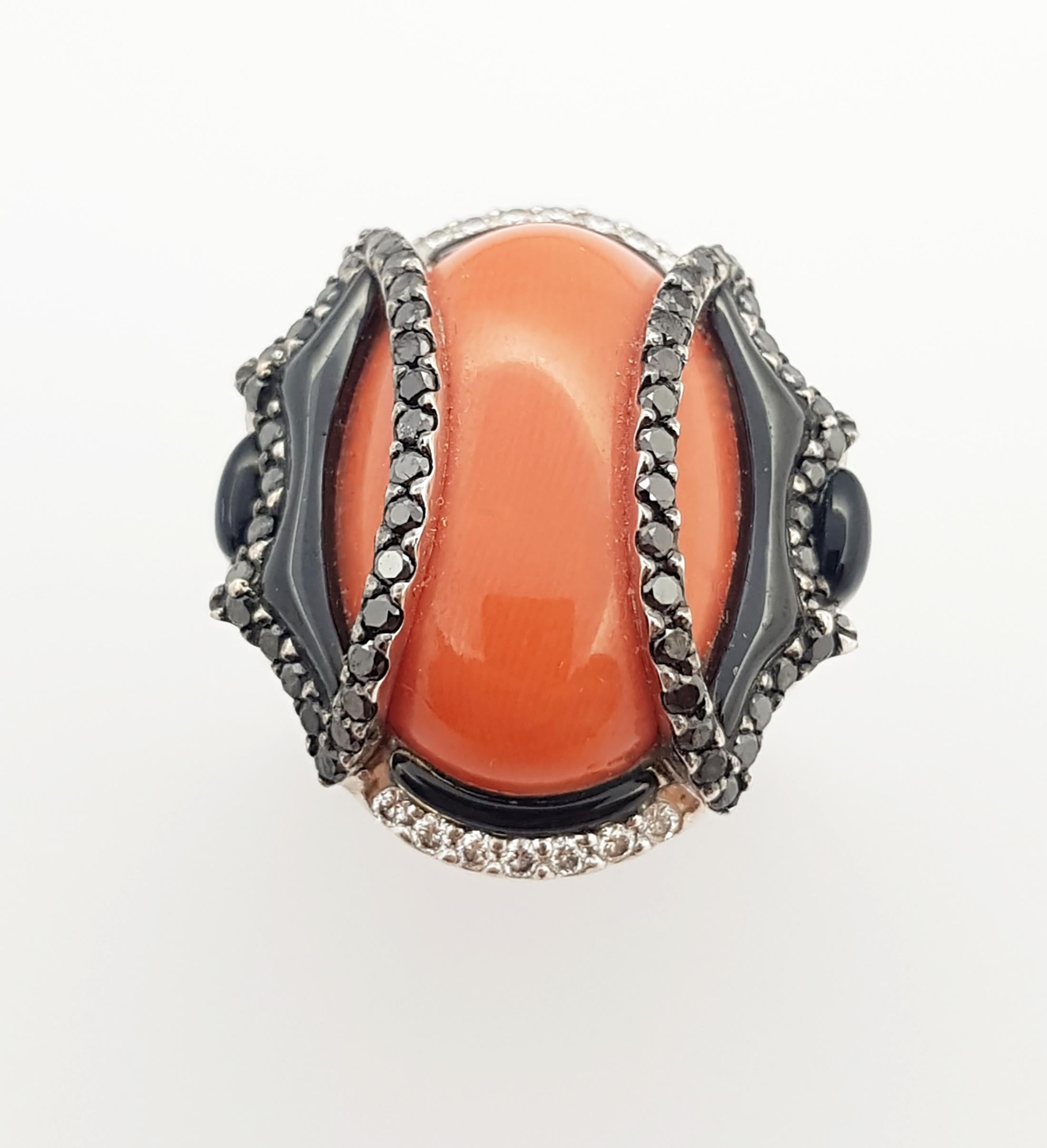 Serti en corail, onyx, diamants et diamants noirs dans des montures en or blanc 18 carats en vente 4