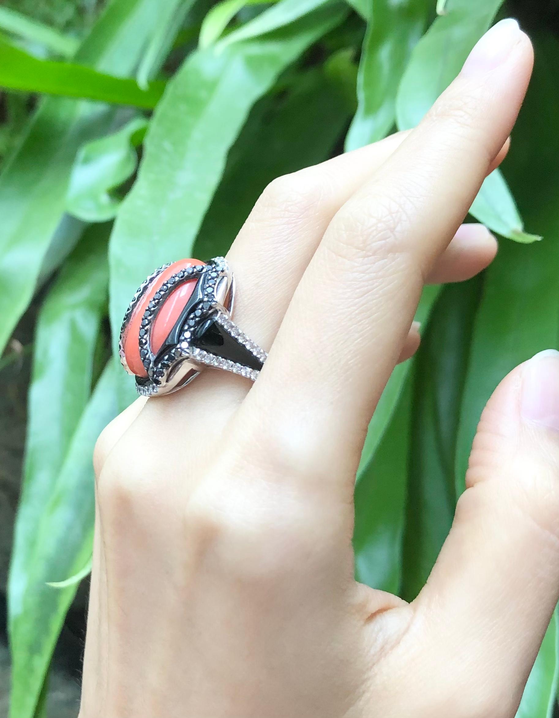 Bague en corail, onyx, diamant de 0,51 carat et diamant noir de 0,82 carat sertie dans un cadre en or blanc 18 carats

Largeur :  2.3 cm 
Longueur : 2,7 cm
Taille de l'anneau : 54
Poids total : 14,53 grammes

