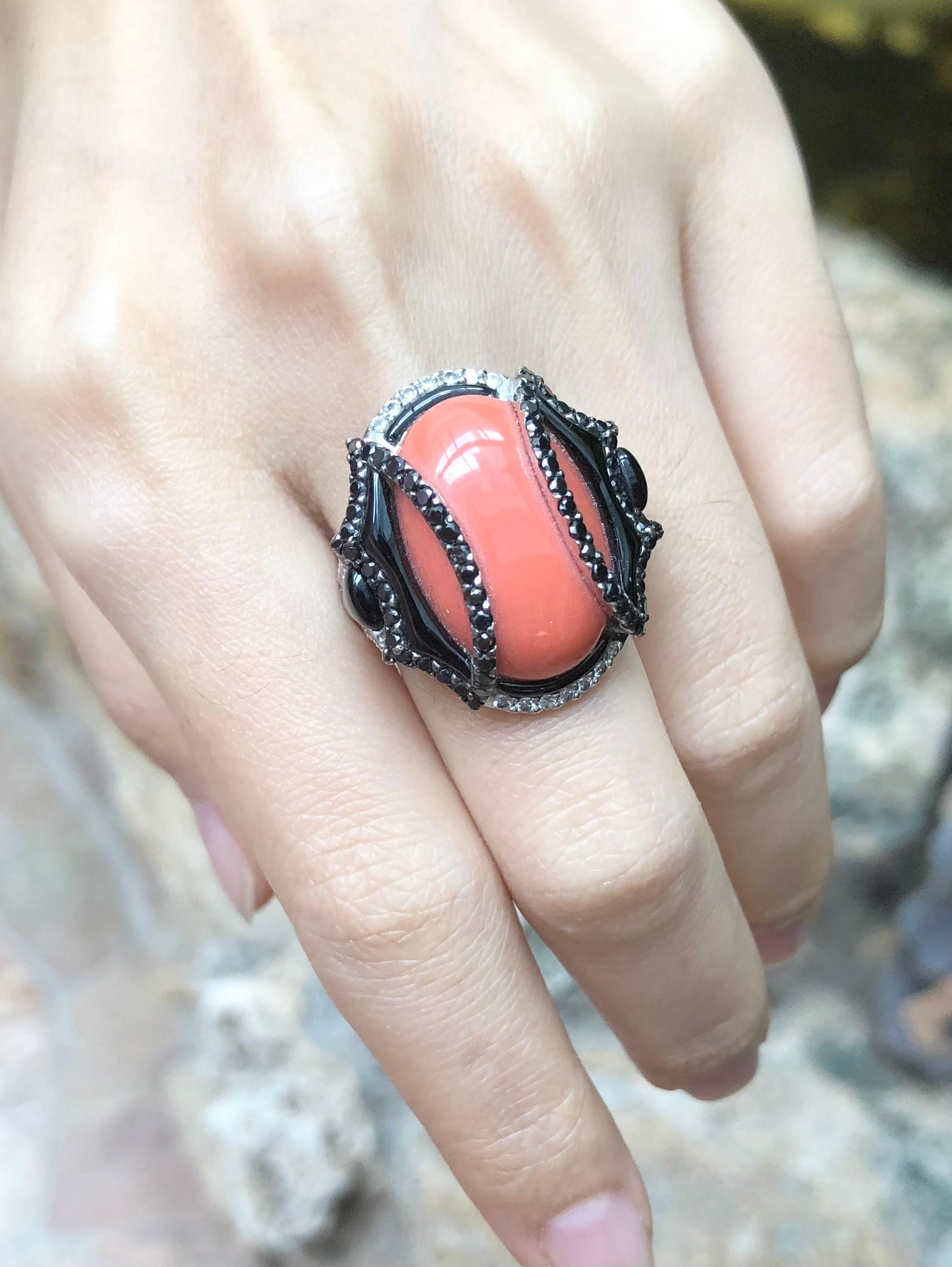 Serti en corail, onyx, diamants et diamants noirs dans des montures en or blanc 18 carats Neuf - En vente à Bangkok, TH