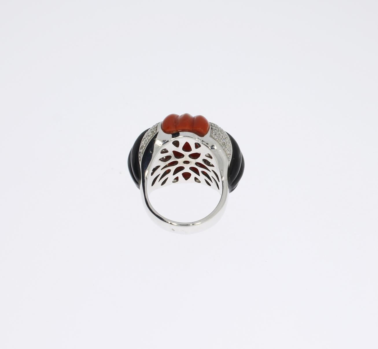 Coral Onyx Diamond Dome Ring In Excellent Condition For Sale In Berlin, DE