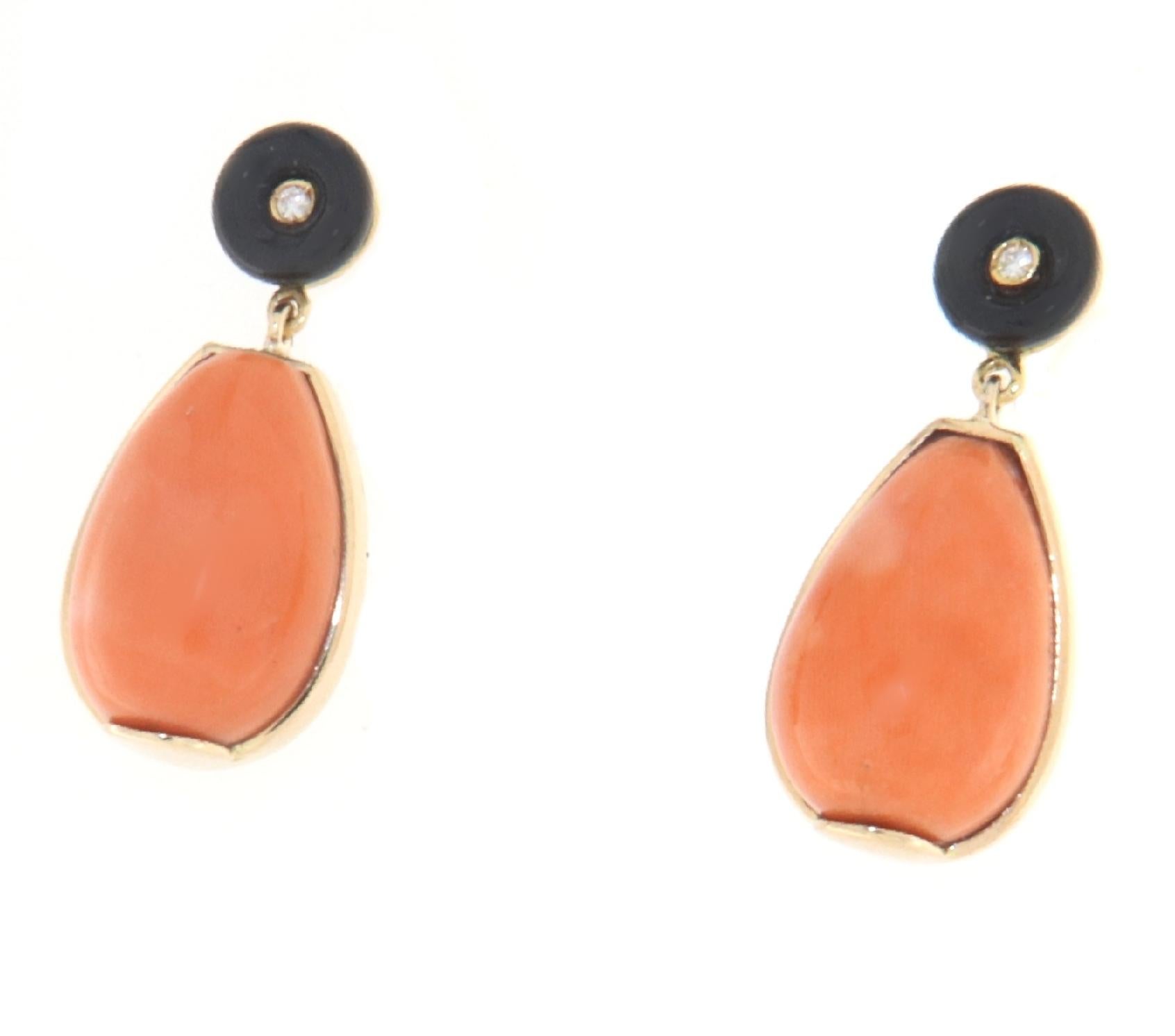 Diese raffinierten Ohrringe aus 14-karätigem Gelbgold sind eine perfekte Kombination aus orangefarbener Koralle, Onyx und Diamanten. Sie sind ein luxuriöses Accessoire, das jedem Look Eleganz und Charme verleiht. Das unverwechselbare Design und die