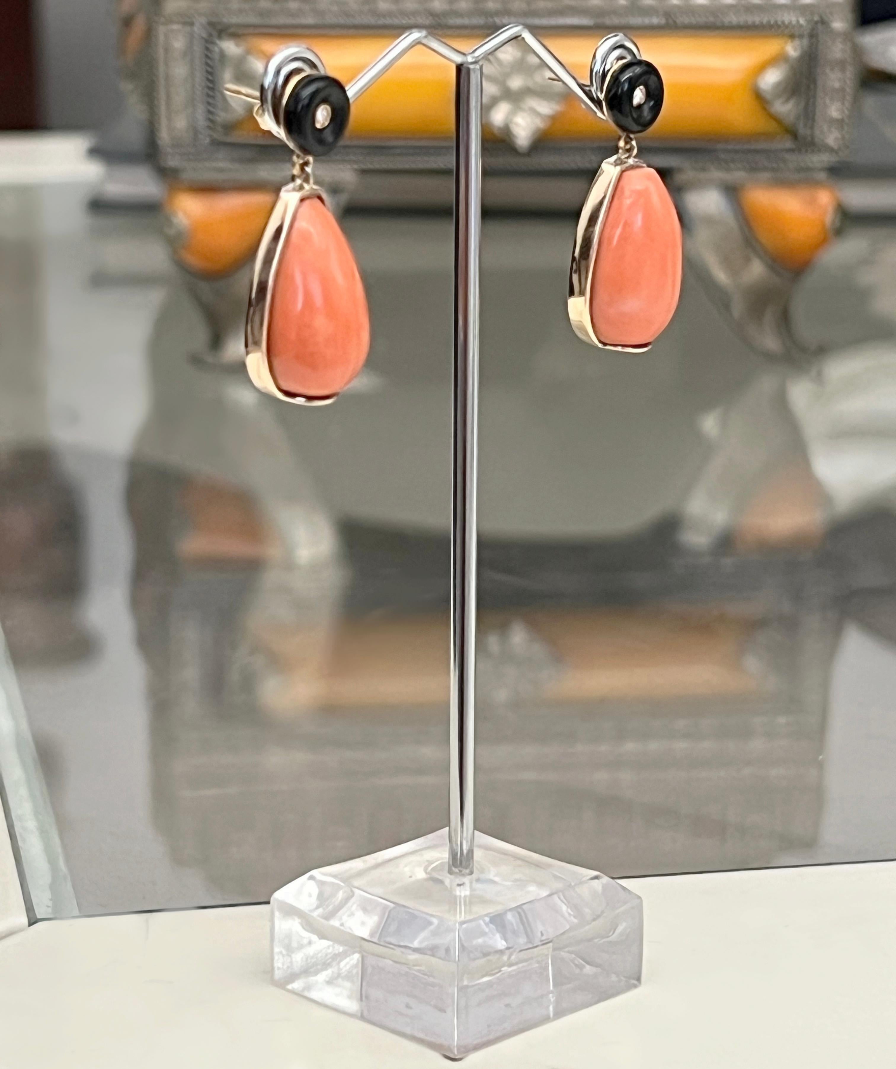 Koralle Onyx Diamanten 14 Karat Gelbgold Tropfenohrringe im Angebot 1