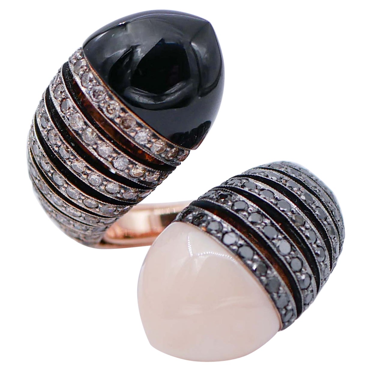 Bague en or blanc et rose 18 carats, corail, onyx, diamants
