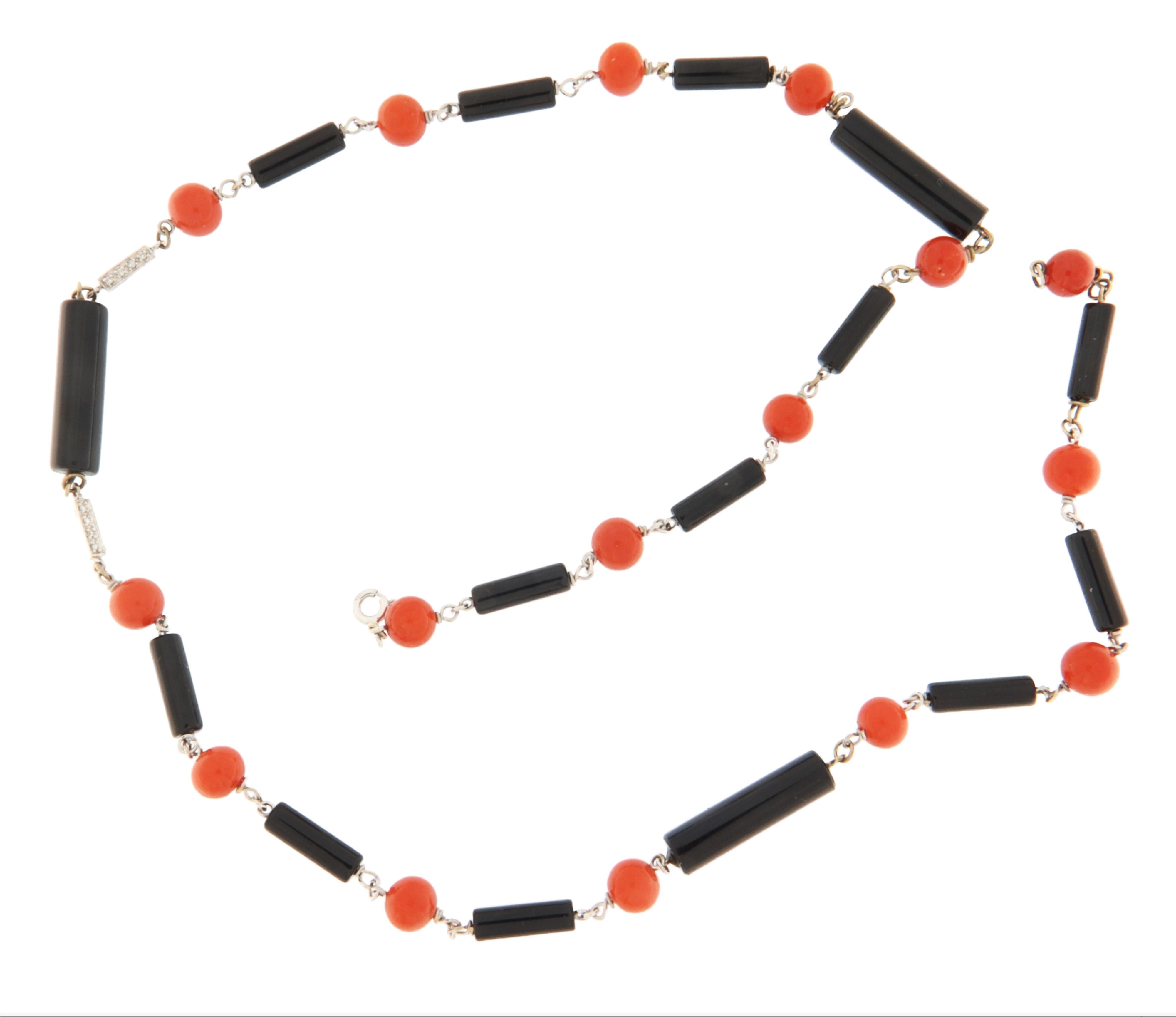 Artisan Collier ras du cou en or blanc 18 carats, corail, onyx et diamants en vente