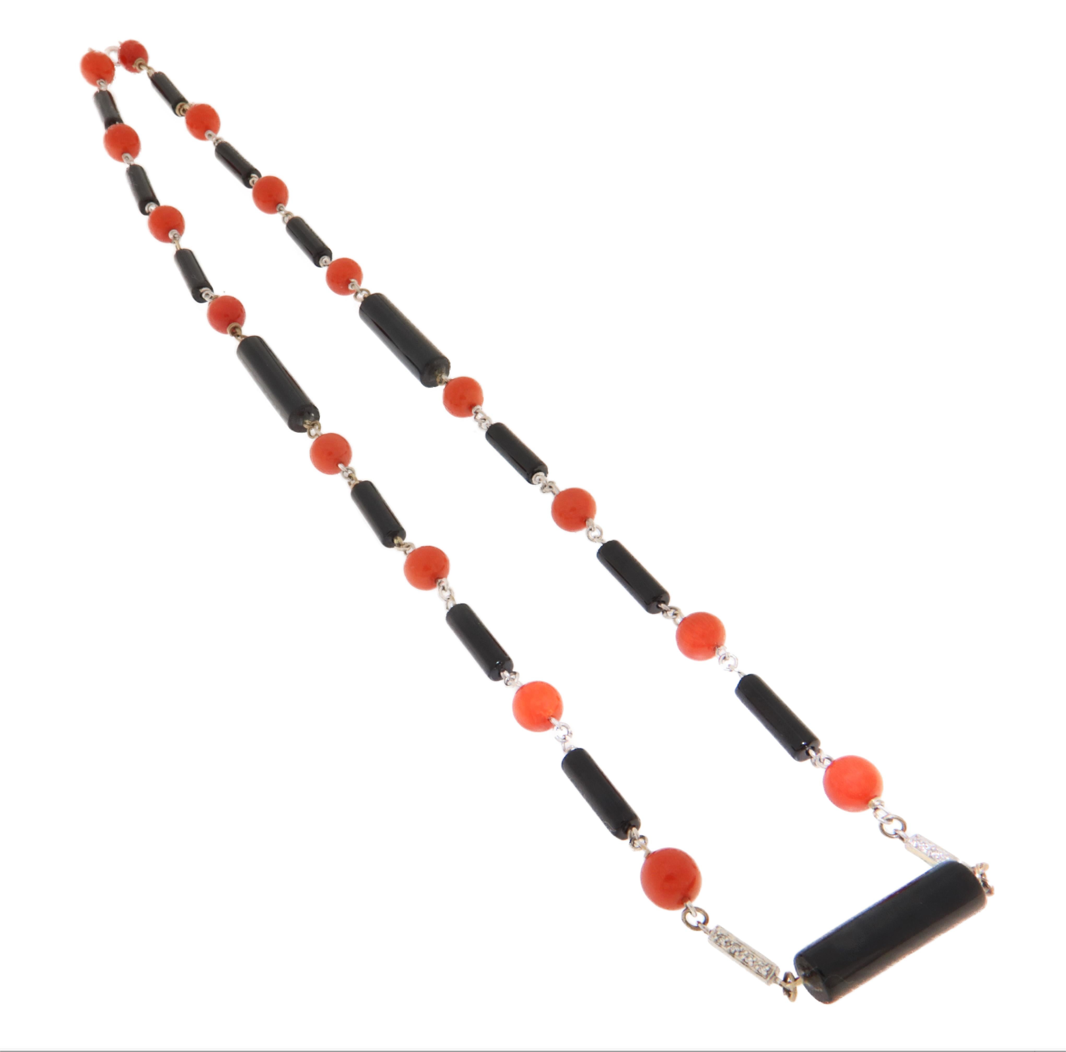 Taille brillant Collier ras du cou en or blanc 18 carats, corail, onyx et diamants en vente