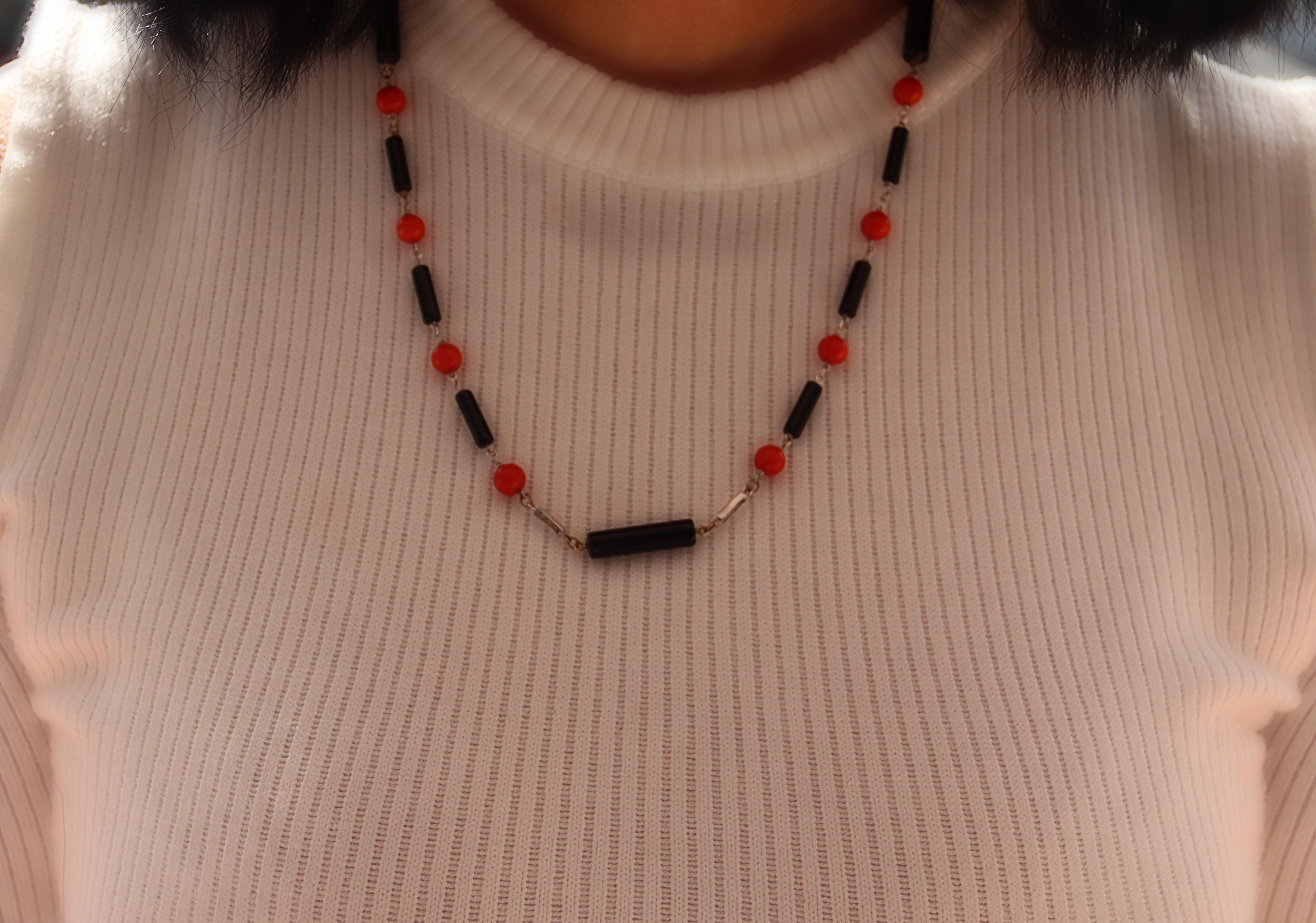 Collier ras du cou en or blanc 18 carats, corail, onyx et diamants en vente 1
