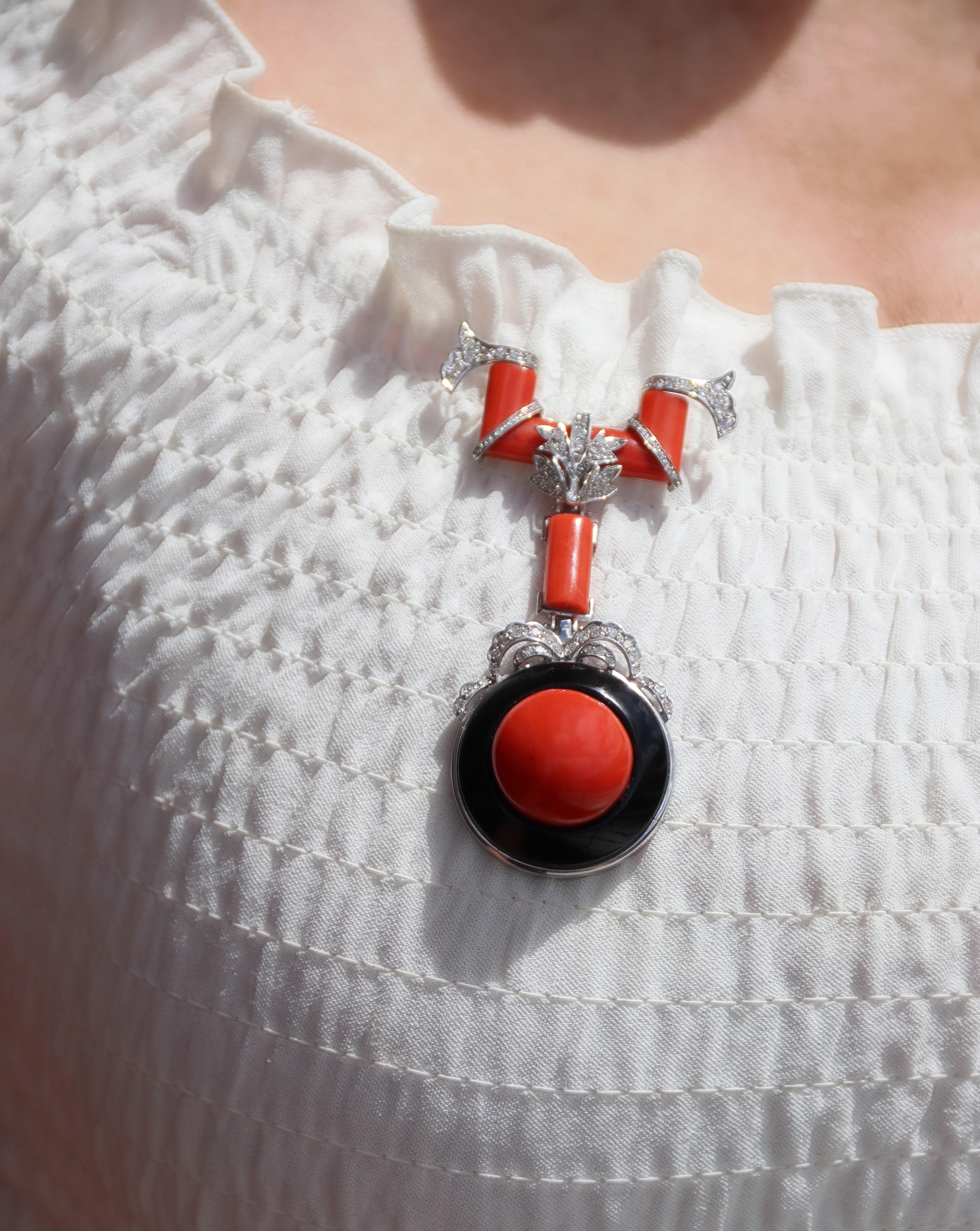 Collier et broche pendentif en or blanc 18 carats, corail, onyx et diamants en vente 4
