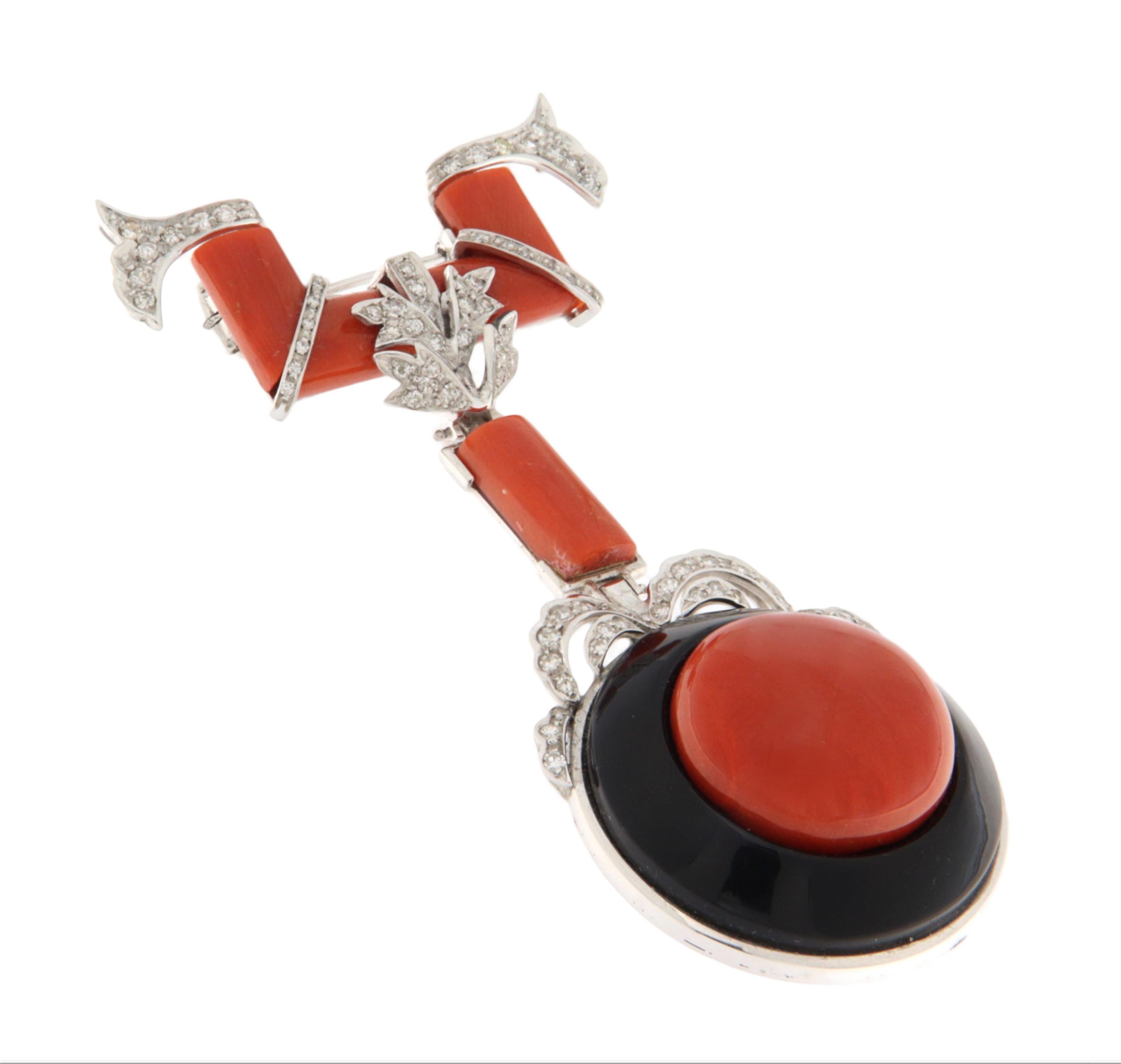L'élégance intemporelle et le style raffiné s'unissent dans ce superbe bijou convertible, réalisé en or blanc 18 carats. Conçue pour être portée en pendentif ou en broche, cette pièce unique met en valeur un savoir-faire exceptionnel et des