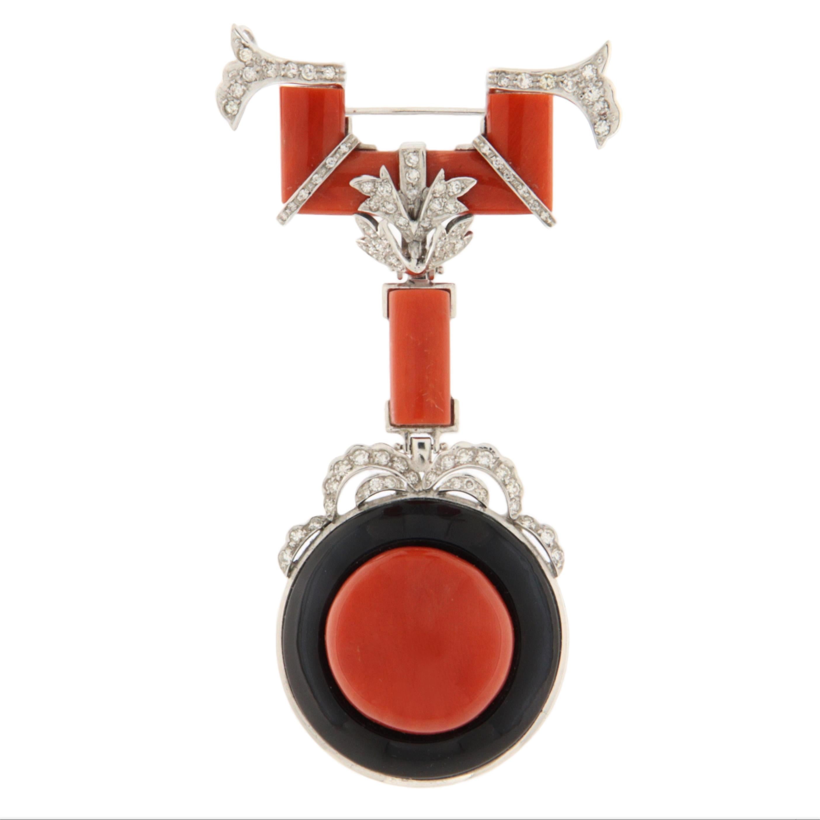 Collier et broche pendentif en or blanc 18 carats, corail, onyx et diamants Pour femmes en vente