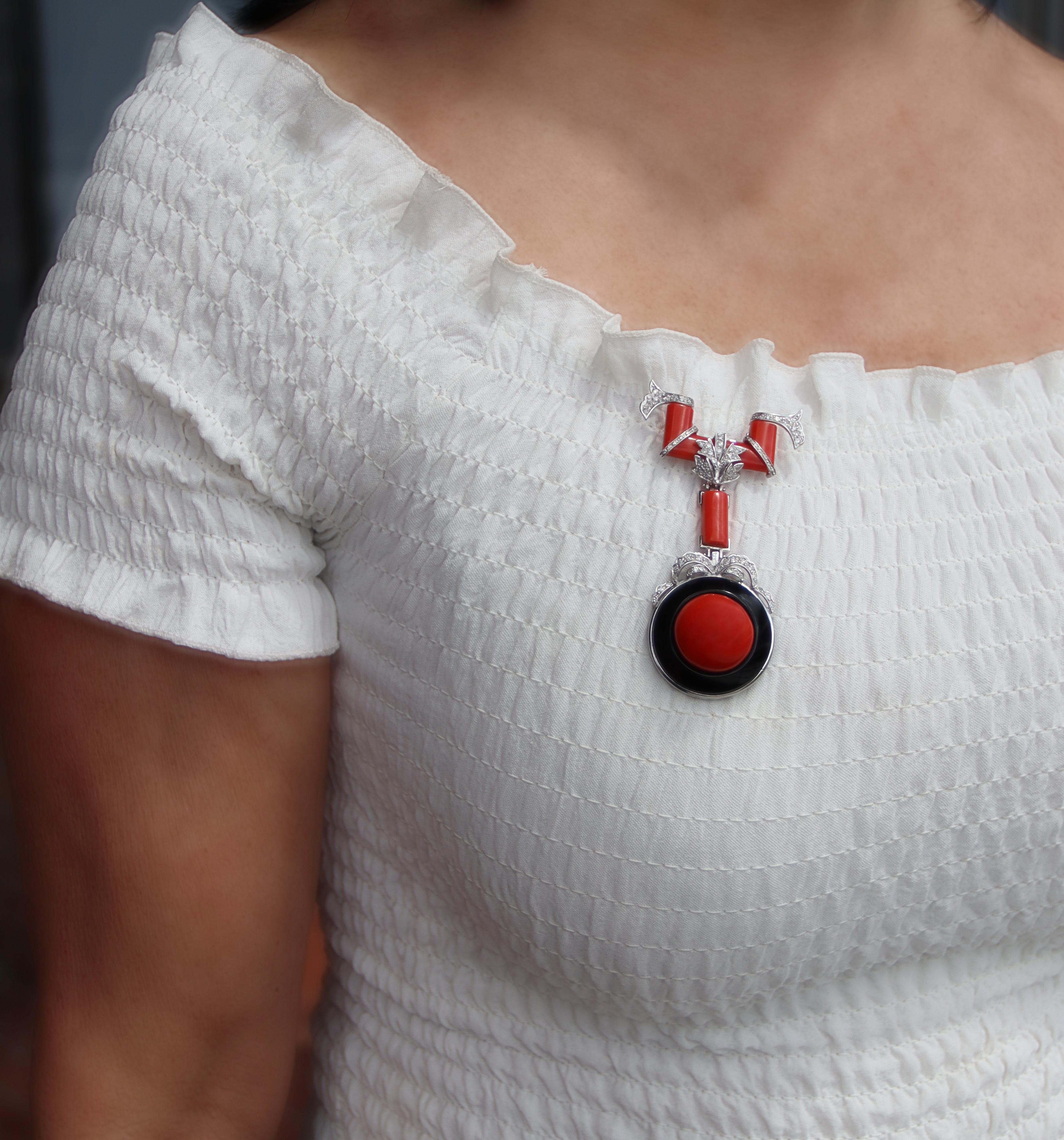 Collier et broche pendentif en or blanc 18 carats, corail, onyx et diamants en vente 1