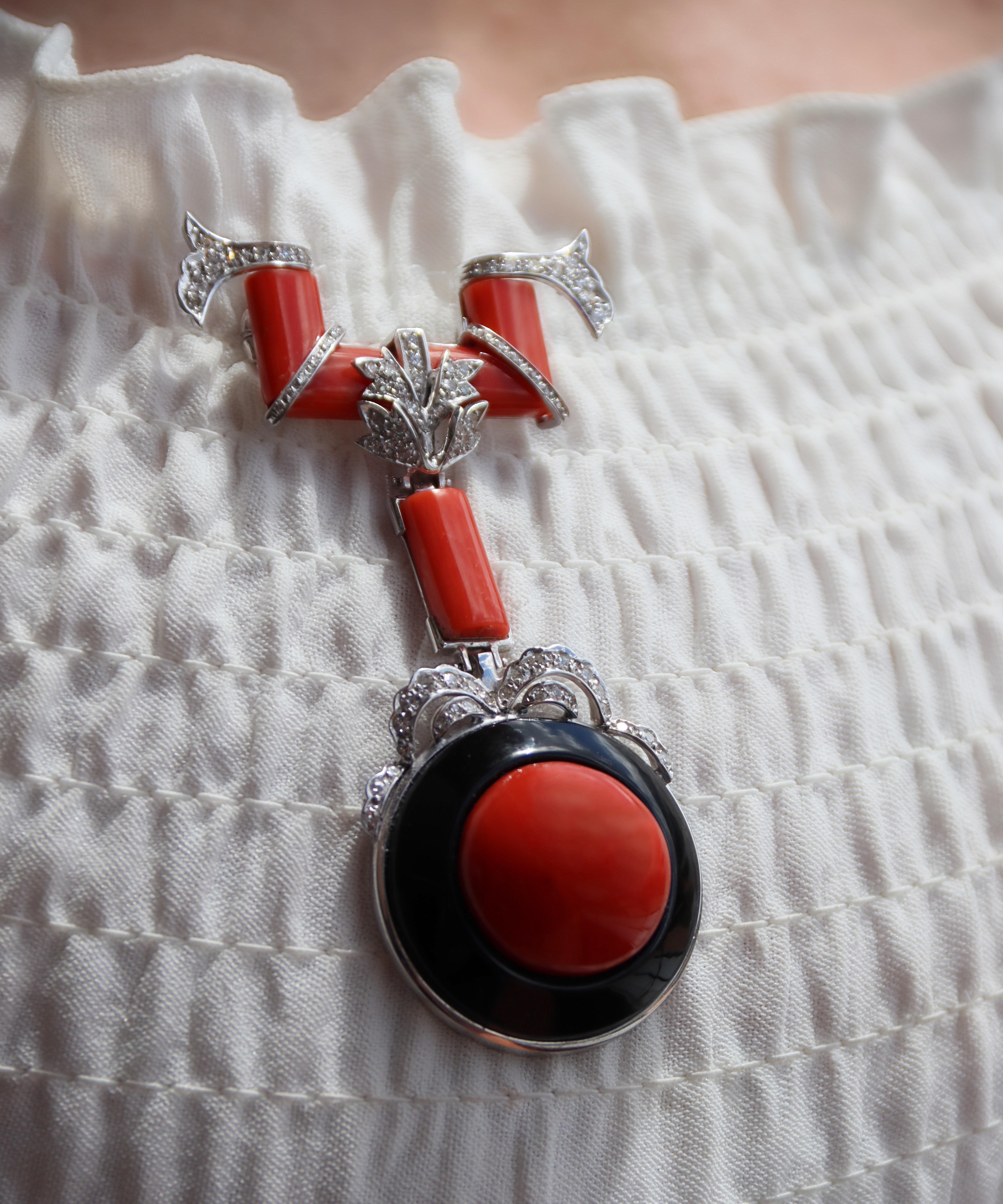 Collier et broche pendentif en or blanc 18 carats, corail, onyx et diamants en vente 2