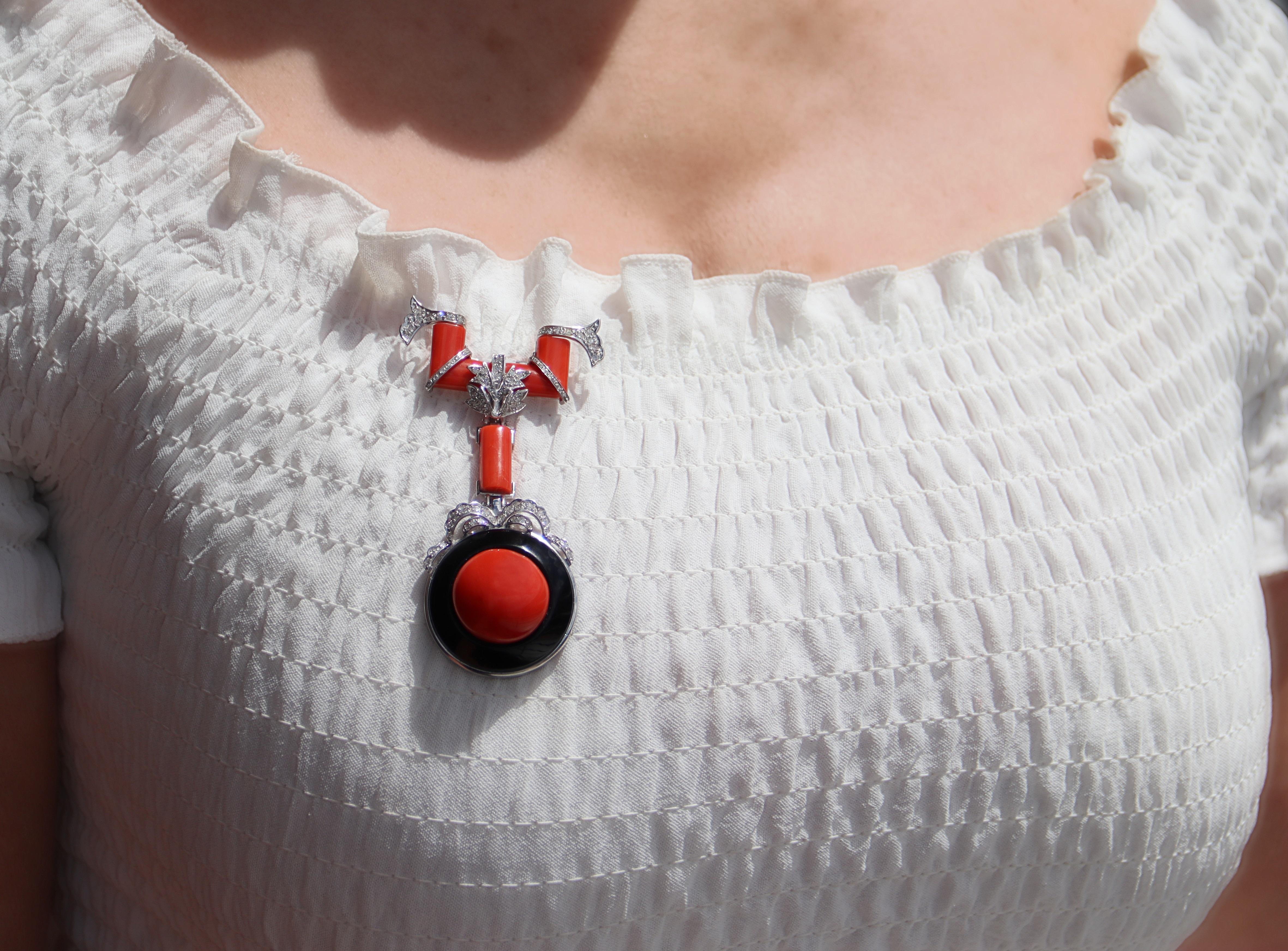 Collier et broche pendentif en or blanc 18 carats, corail, onyx et diamants en vente 3