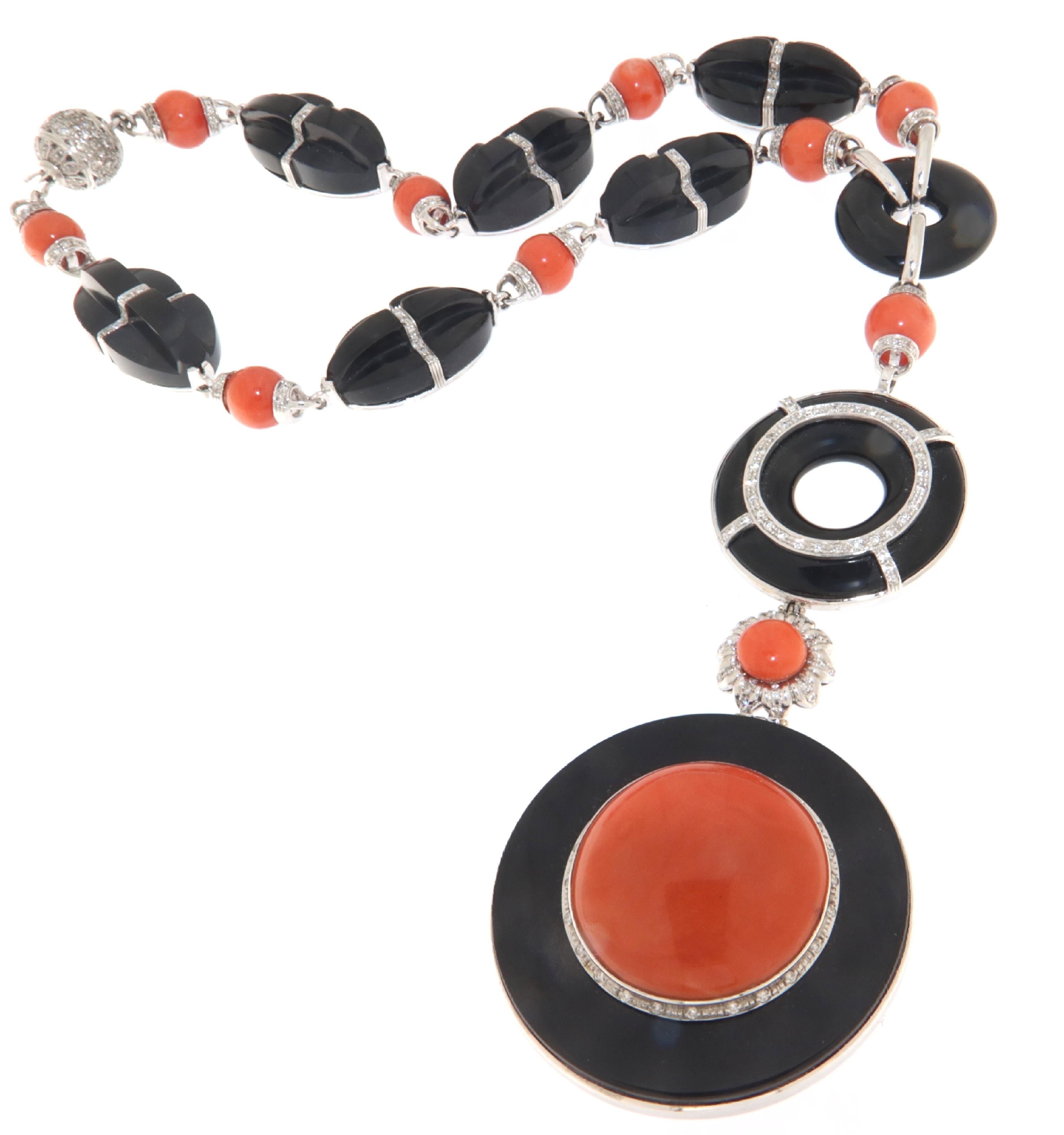 Questa squisita collana incarna un'eleganza senza tempo e un'artigianalità di lusso, meticolosamente assemblata in oro bianco da 18 carati. Presenta un'armoniosa miscela di onice lucido e perline di corallo vibrante, collegate tra loro da maglie di