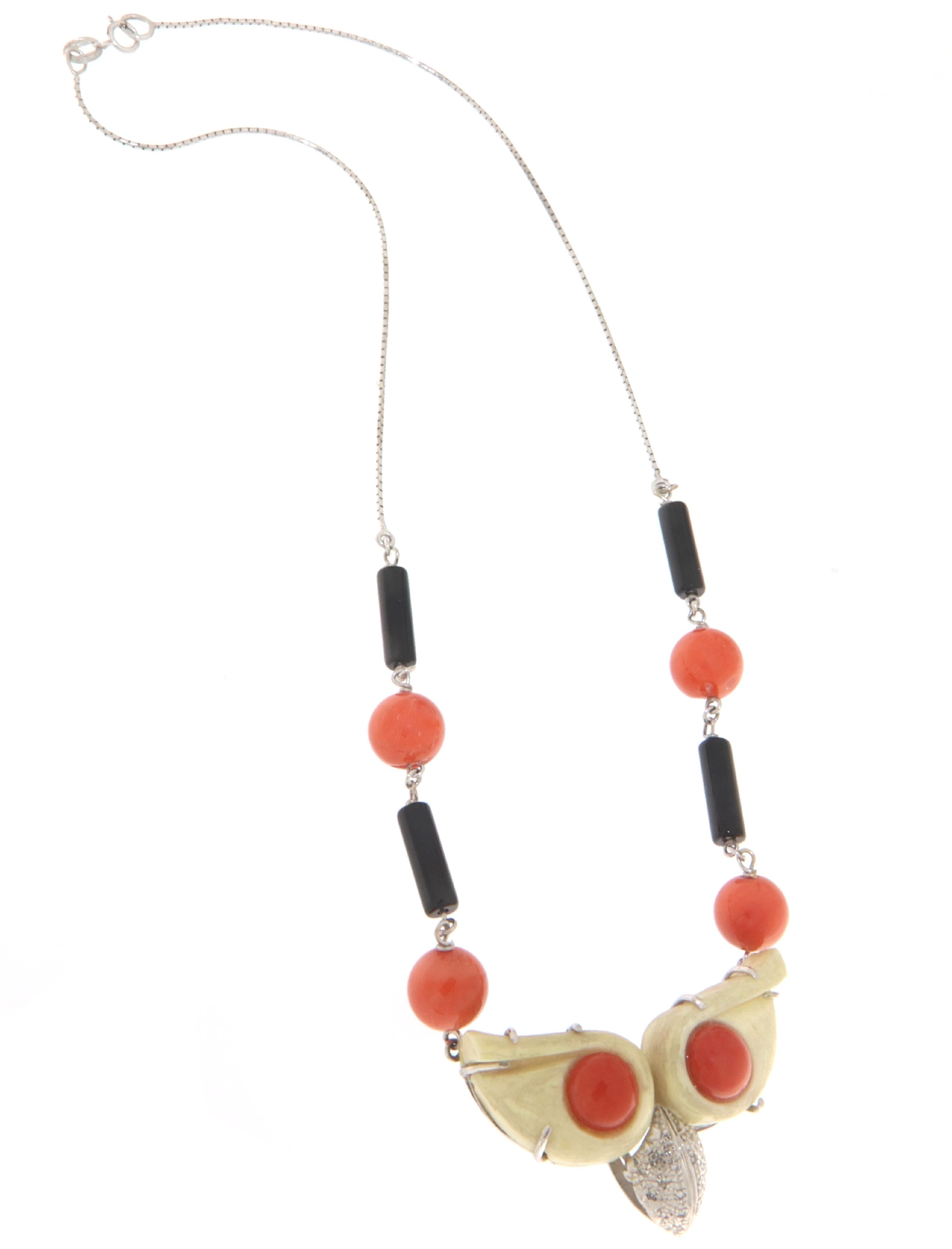 Questa collana è una tipica lavorazione vintage degli anni '80; la parte centrale raffigura il volto di un gufo, gli occhi e il naso ne rappresentano l'aspetto, ed è considerata un portafortuna.
Una successione di piccole sfere di corallo che si