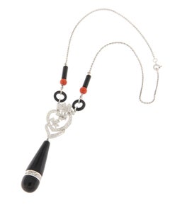 Halskette mit Anhänger aus 18 Karat Weißgold mit Koralle, Onyx und Diamanten