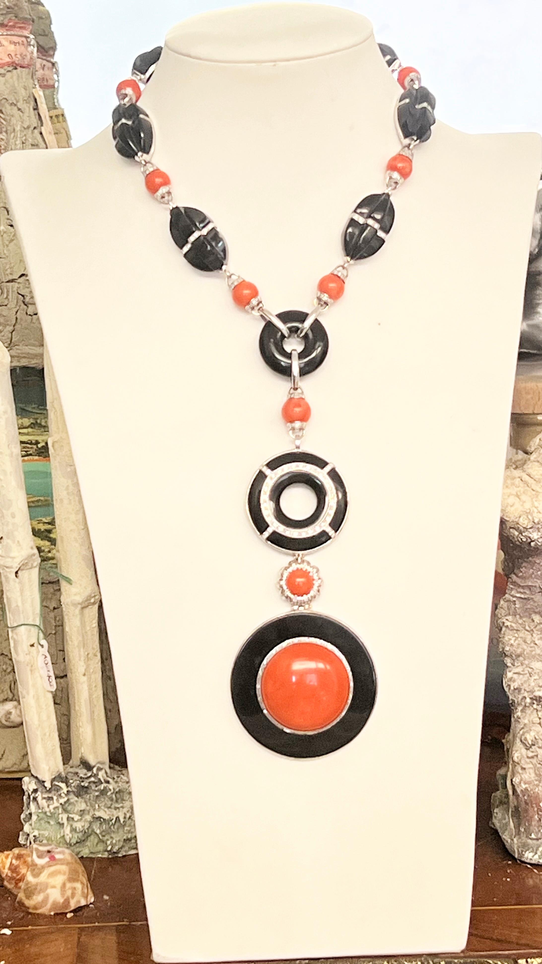 Taglio brillante Collana con ciondolo in oro bianco 18 carati con corallo e onice e diamanti in vendita