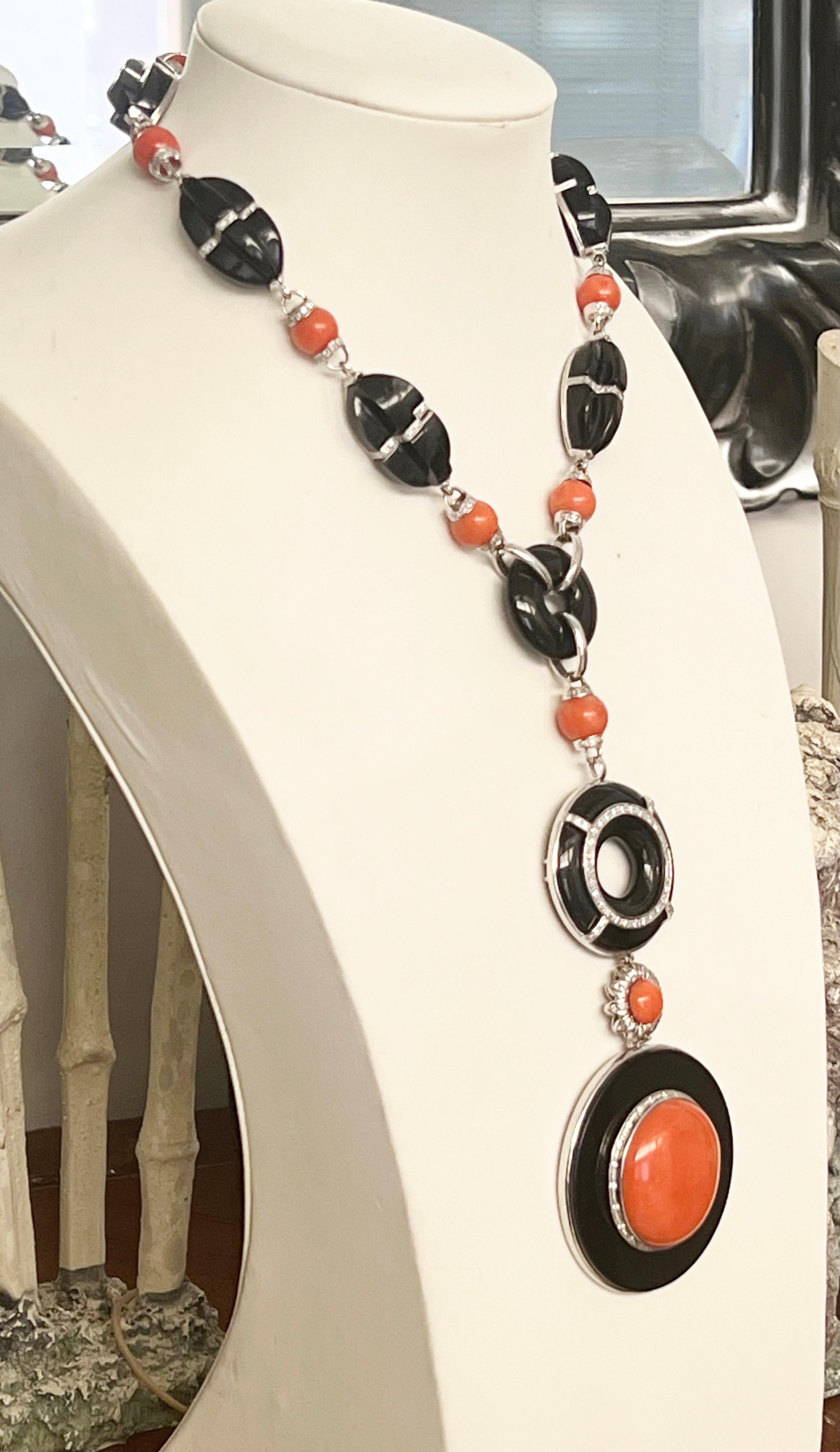 Collana con ciondolo in oro bianco 18 carati con corallo e onice e diamanti In condizioni Nuovo in vendita a Marcianise, IT