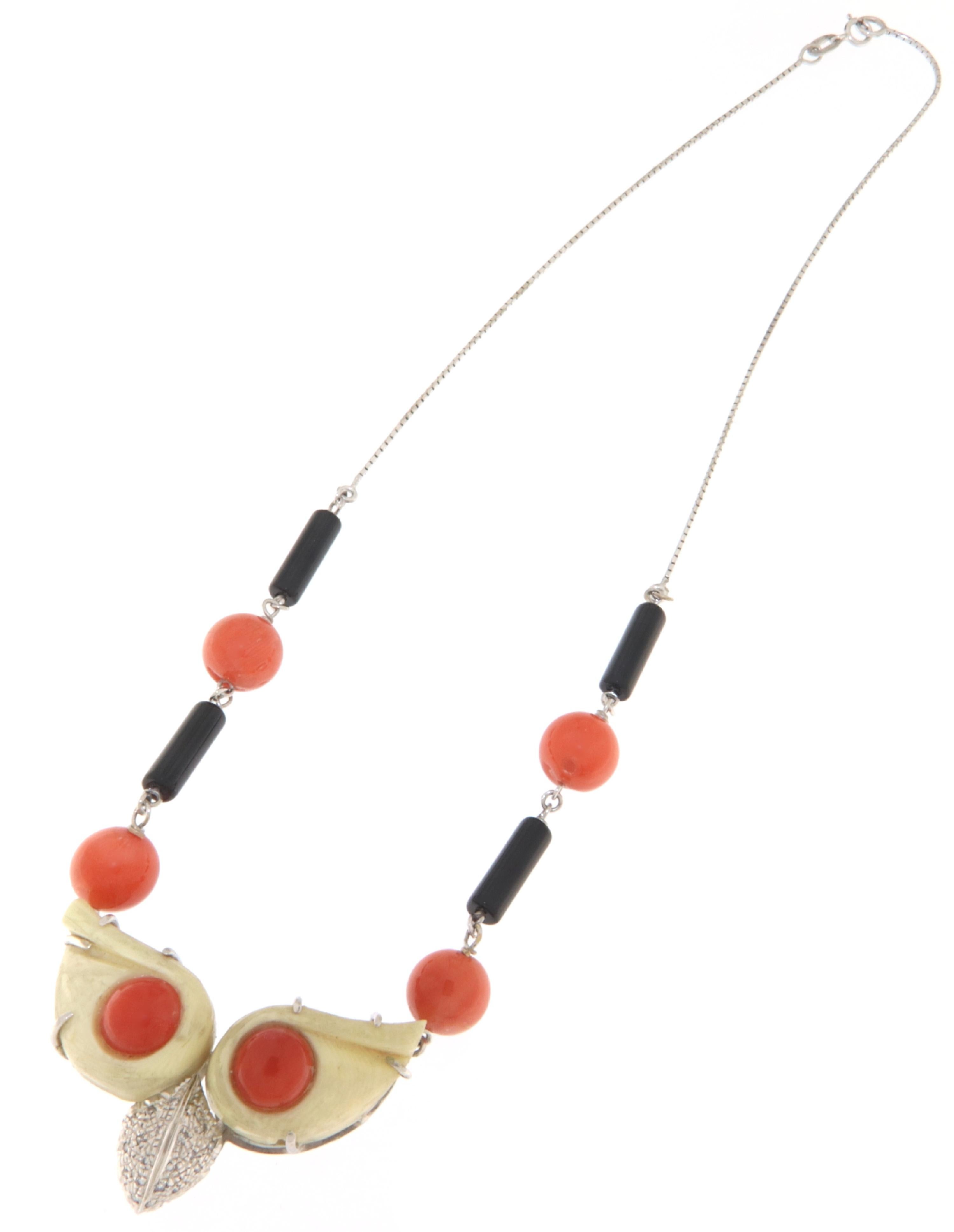 Collana con ciondolo in oro bianco 18 carati con corallo e onice e diamanti In condizioni Nuovo in vendita a Marcianise, IT