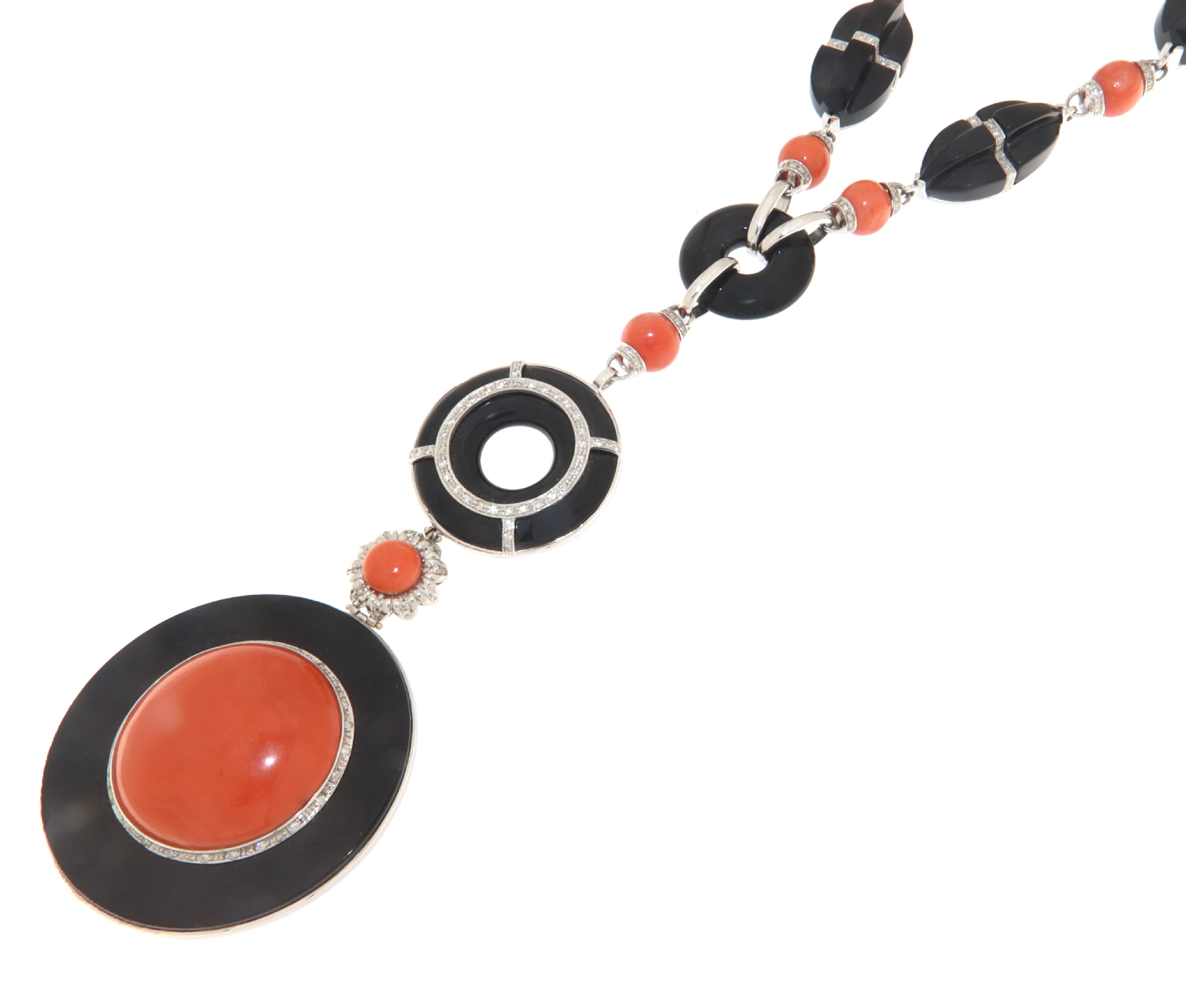 Collana con ciondolo in oro bianco 18 carati con corallo e onice e diamanti in vendita 1
