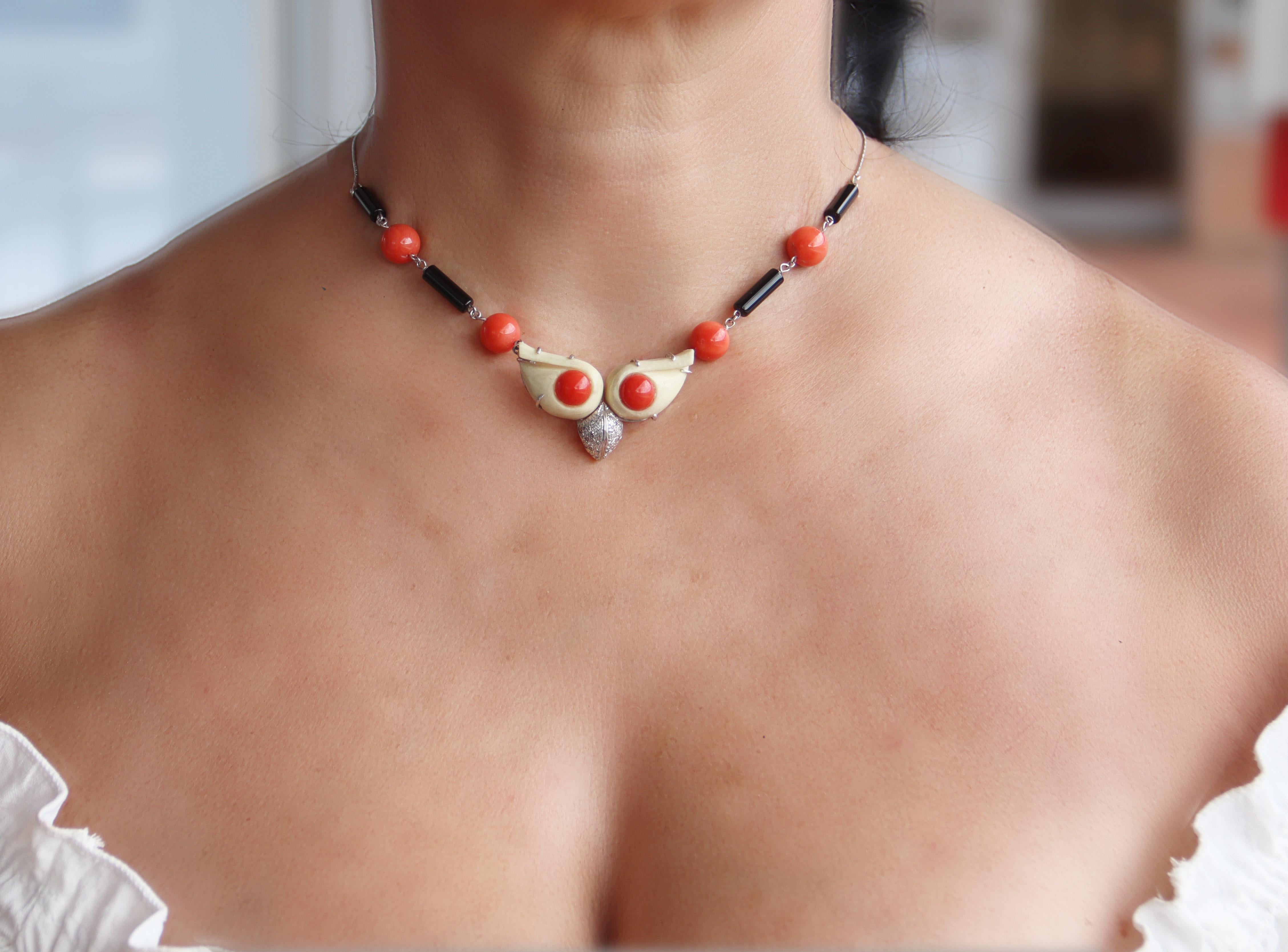 Collana con ciondolo in oro bianco 18 carati con corallo e onice e diamanti in vendita 1