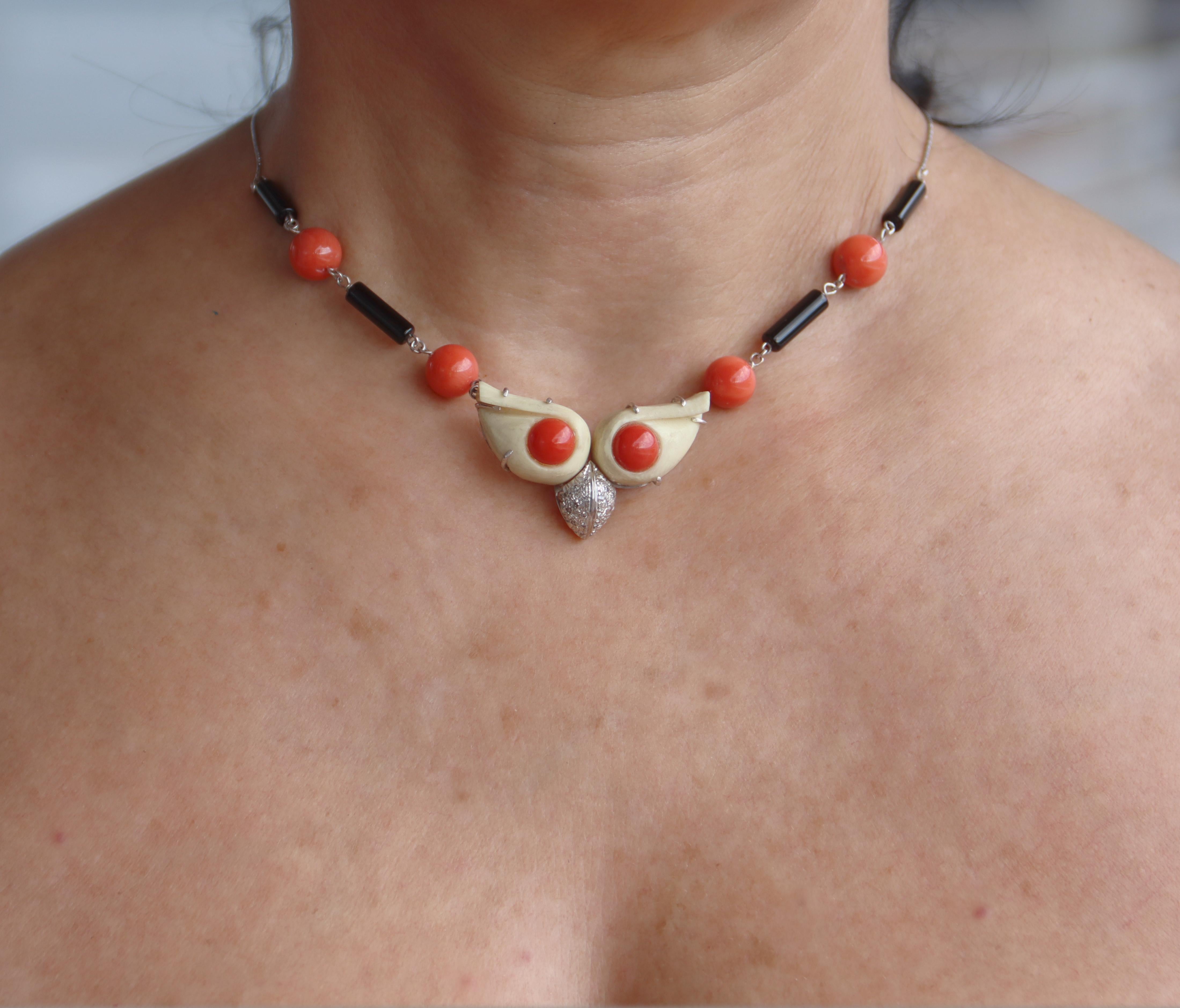 Collana con ciondolo in oro bianco 18 carati con corallo e onice e diamanti in vendita 2
