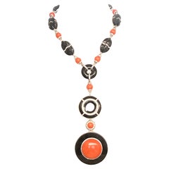 Halskette mit Anhänger aus 18 Karat Weißgold mit Koralle, Onyx und Diamanten