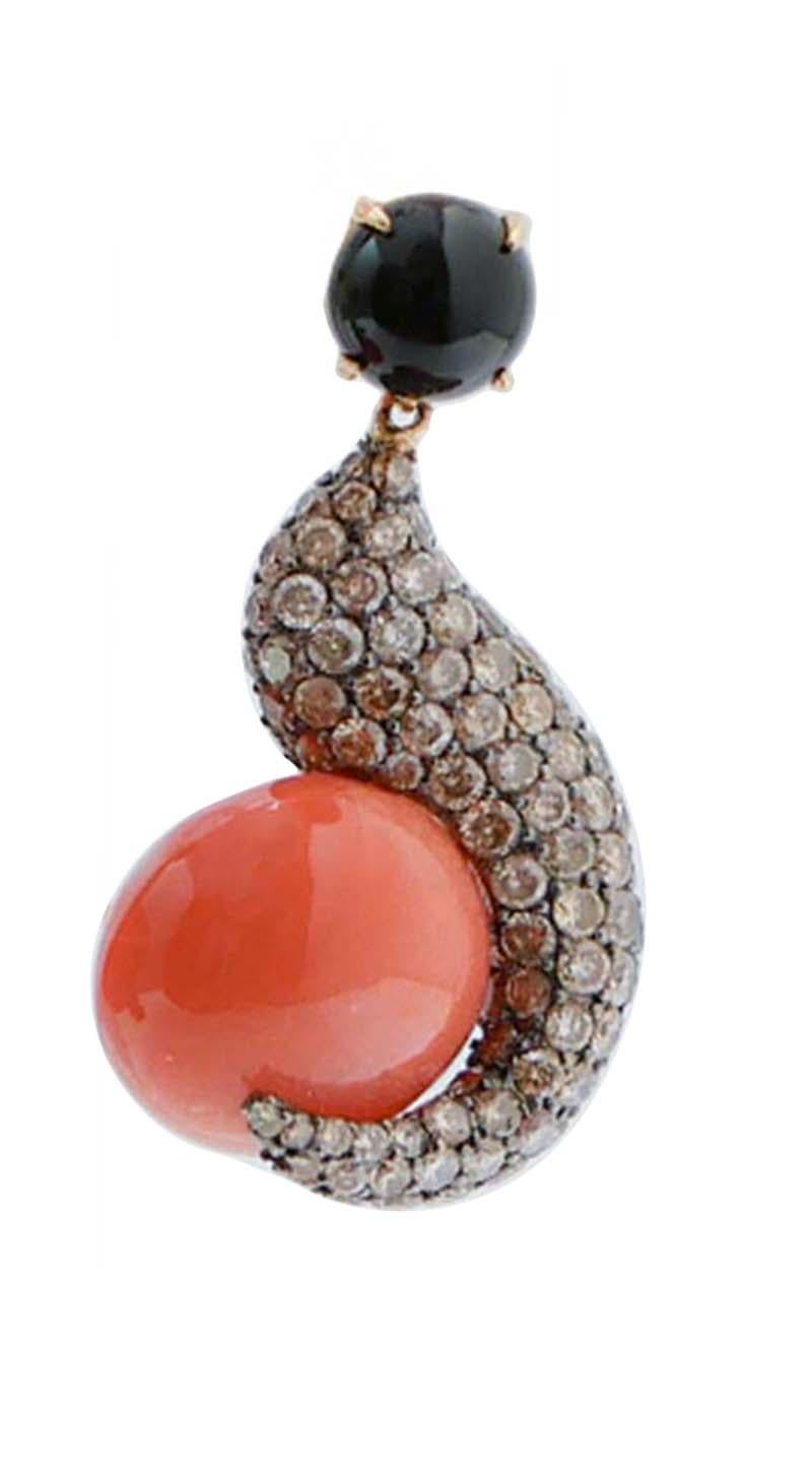Fantastic earrings in 18 kt white gold, rose gold and yellow gold structure mounted with an onyx in the upper part; below, a structure in white gold studded with diamonds and, laterally, a coral.
Diamonds 5.20 ct
Onyx 0.50 gr
Coral 5.80 gr
Total