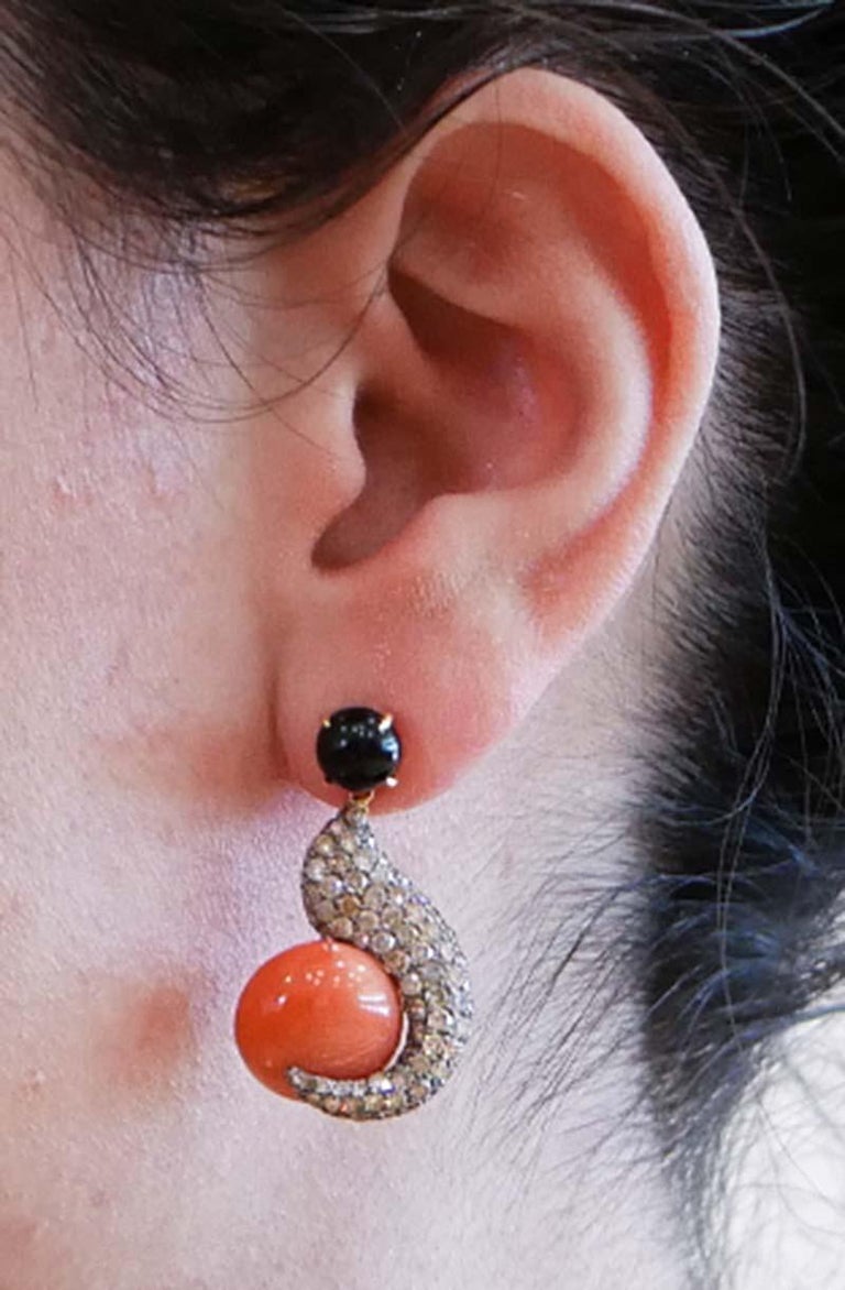 Boucles D'Oreilles En Or 18k Avec Roses De Corail Naturel Et Onyx - Bouton