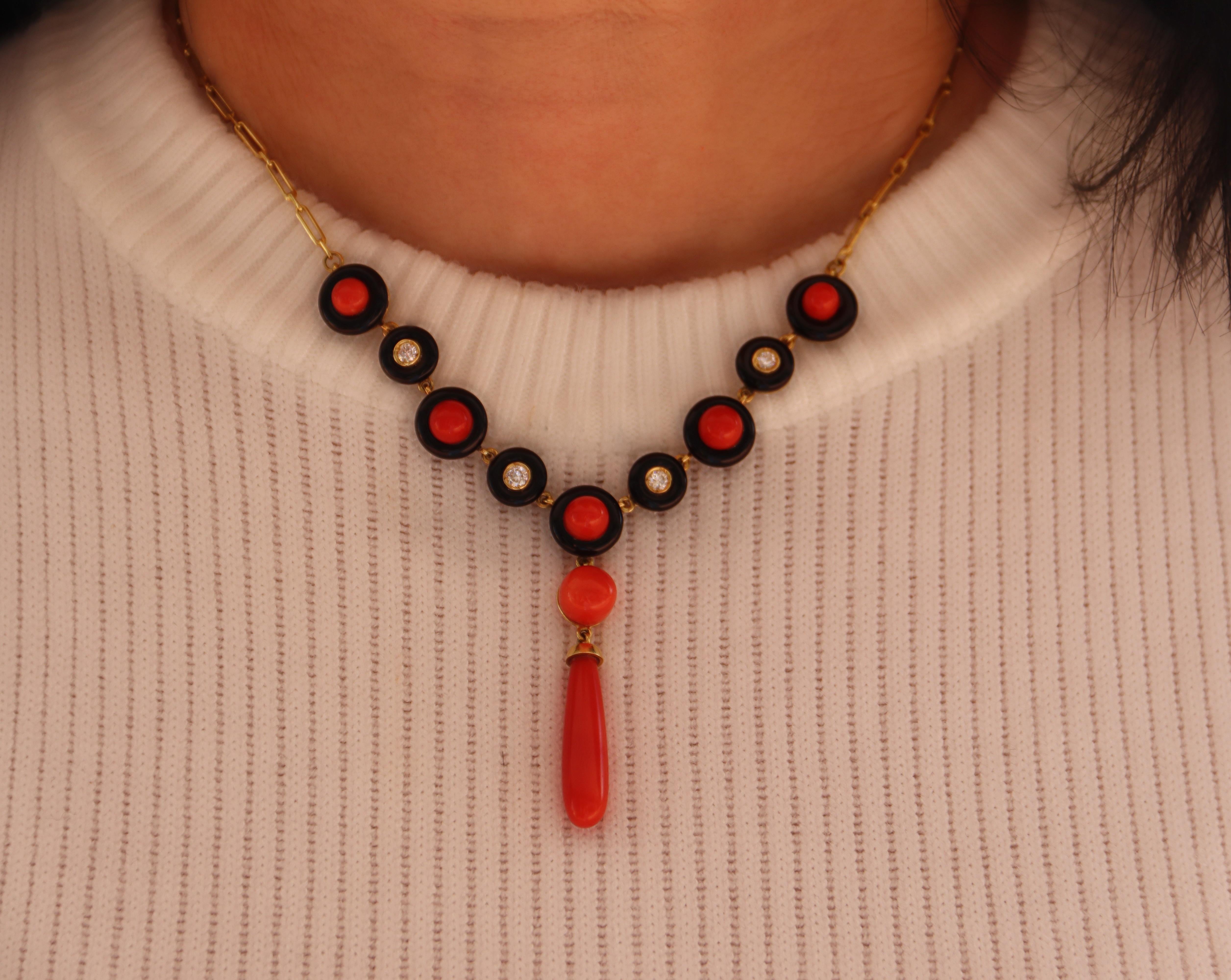 Coral Onyx Diamonds 18 Karat Yellow Gold Pendant Necklace For Sale 1