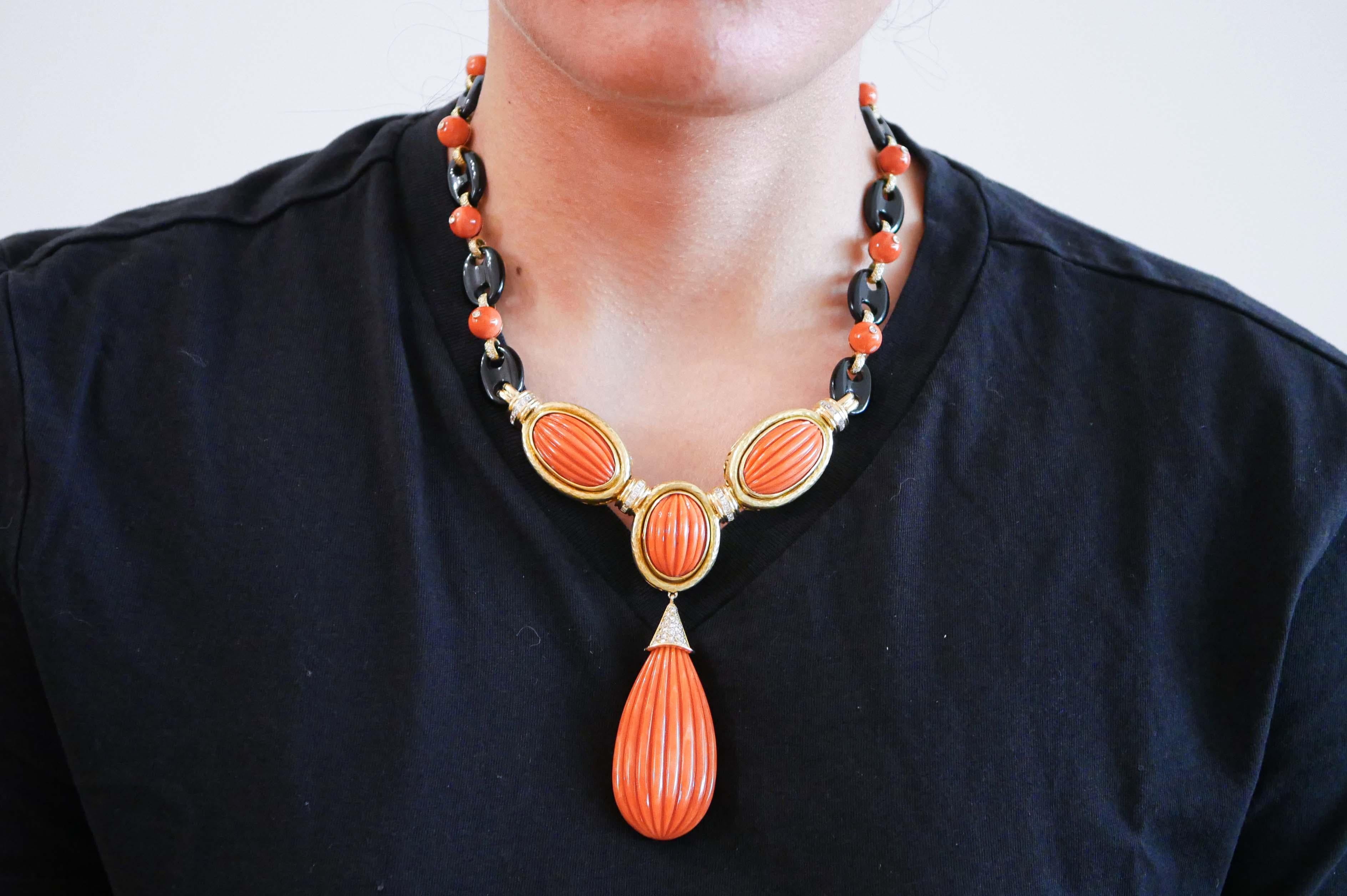 Koralle, Onyx, Diamanten, 18 Karat Gelbgold Halskette. im Zustand „Gut“ im Angebot in Marcianise, Marcianise (CE)